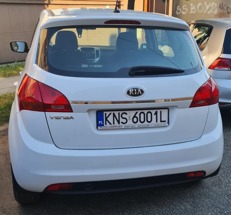Biały Kia Venga z polską tablicą rejestracyjną.