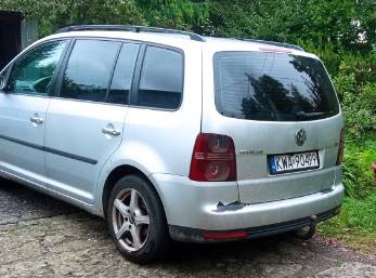 Volkswagen Touran w kolorze srebrnym z przyciemnianymi tylnymi szybami - tył