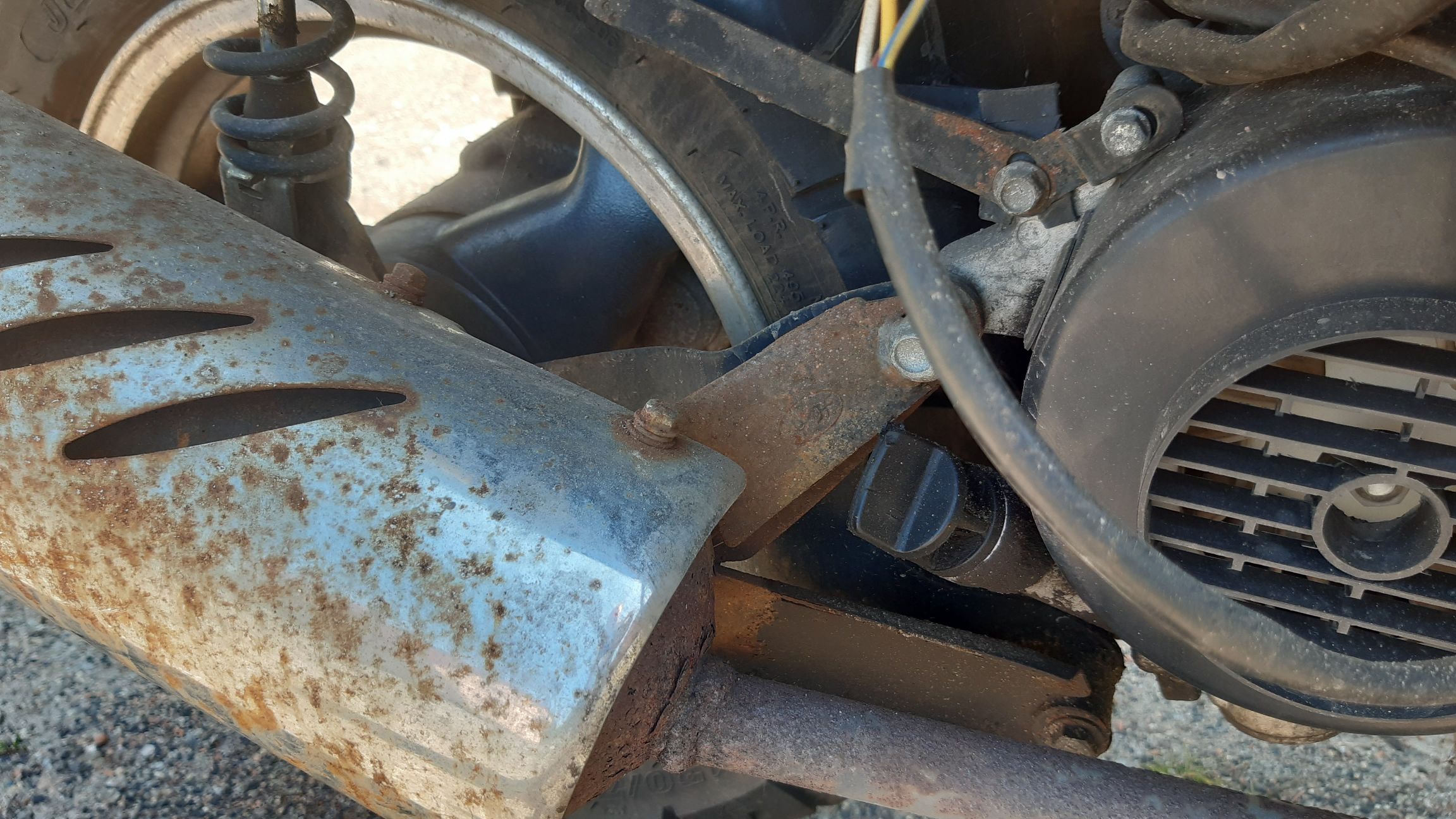 Skorodowany wydech motoroweru