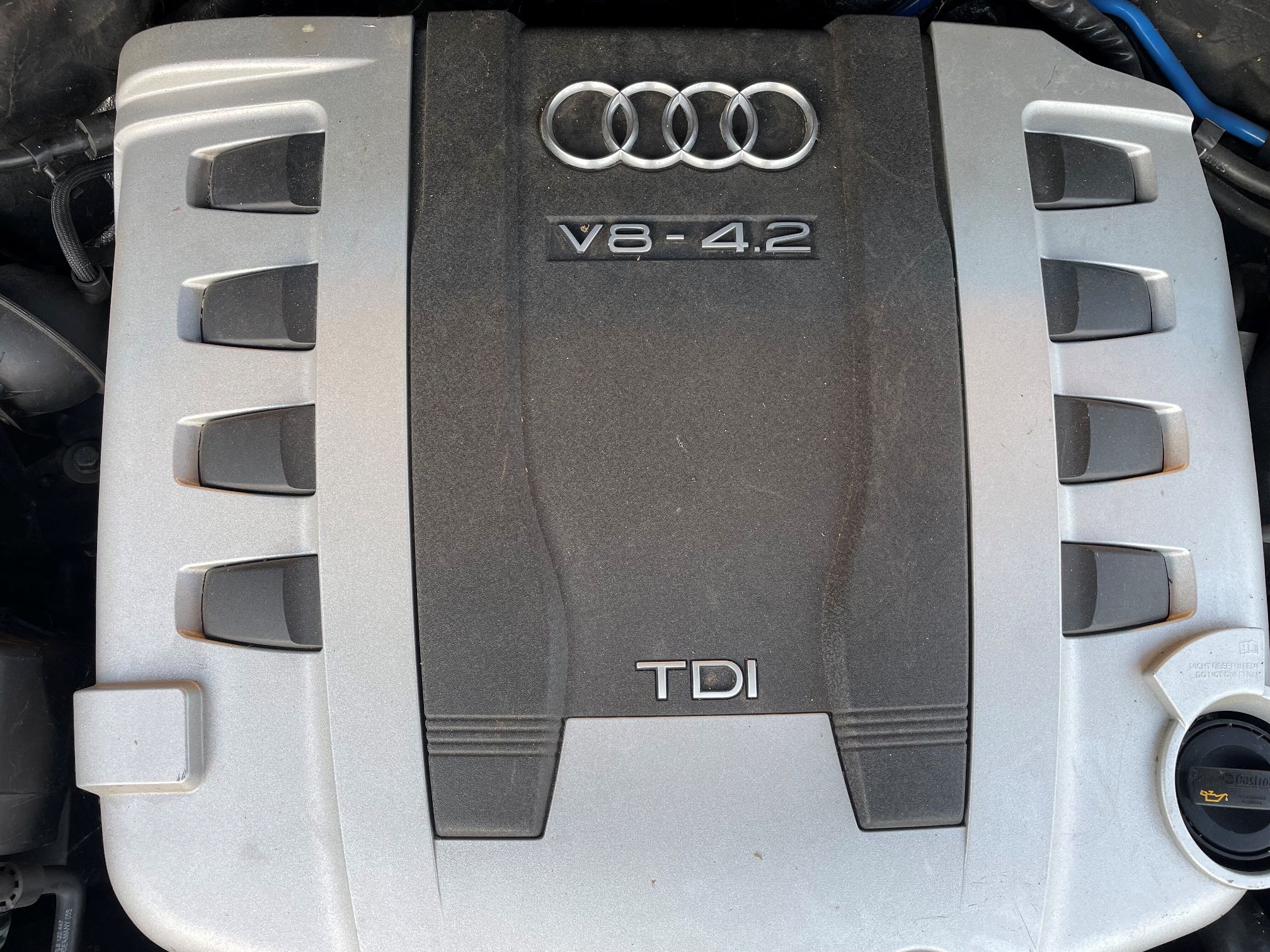 Komora silnika. Na poktywie napis V8 - 4.2 TDI.