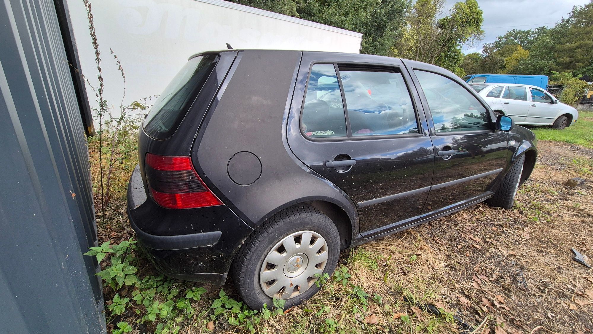 Prawy bok pojazdu Volkswagen Golf, kolor czarny, szyby bez uszkodzeń.