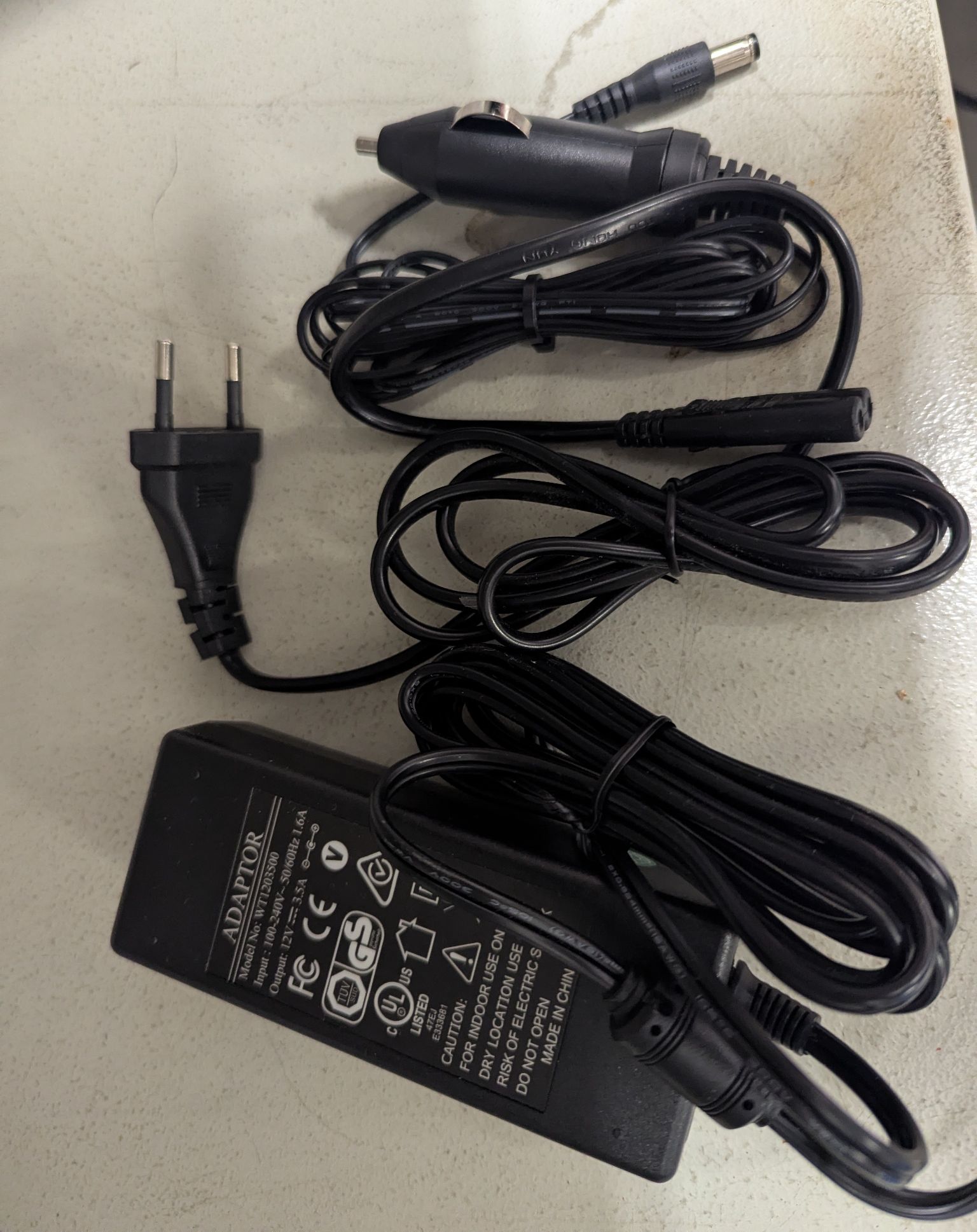 Zdjęcie zasilacza i kabli