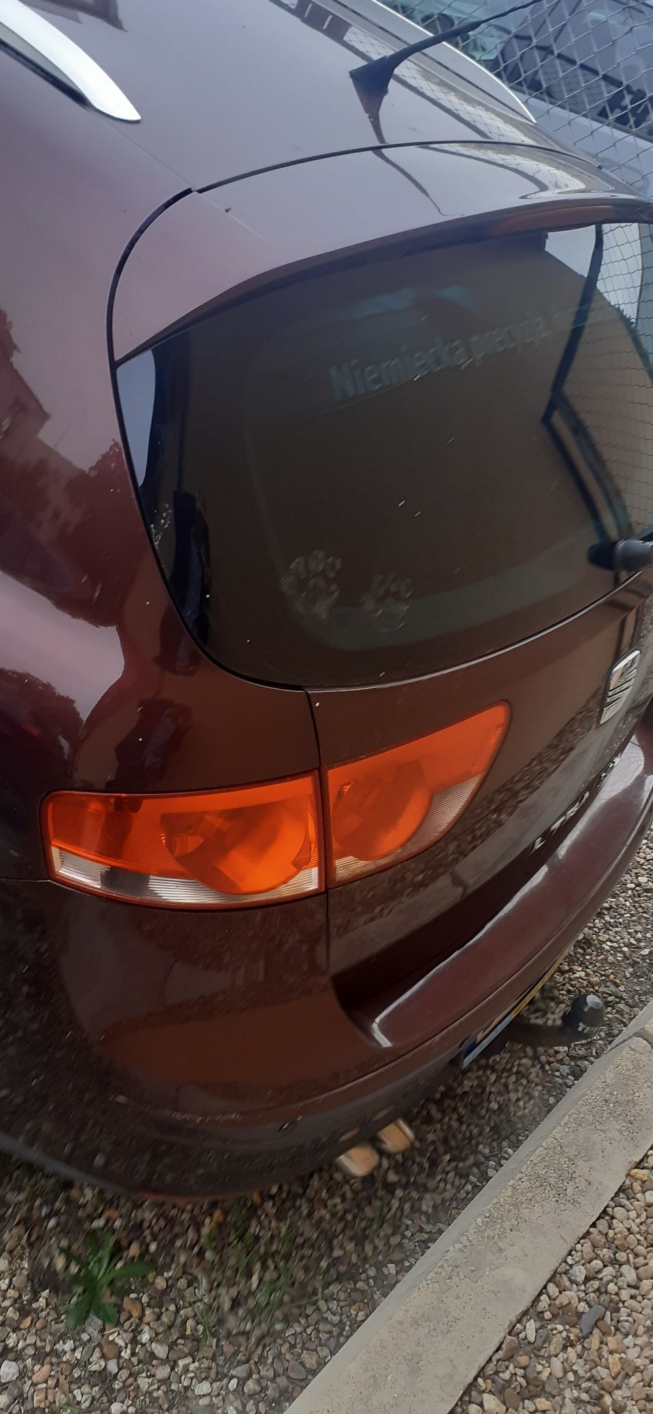 Tył samochodu SEAT ALTEA XL bez uszkodzeń. Zamontowany hak.