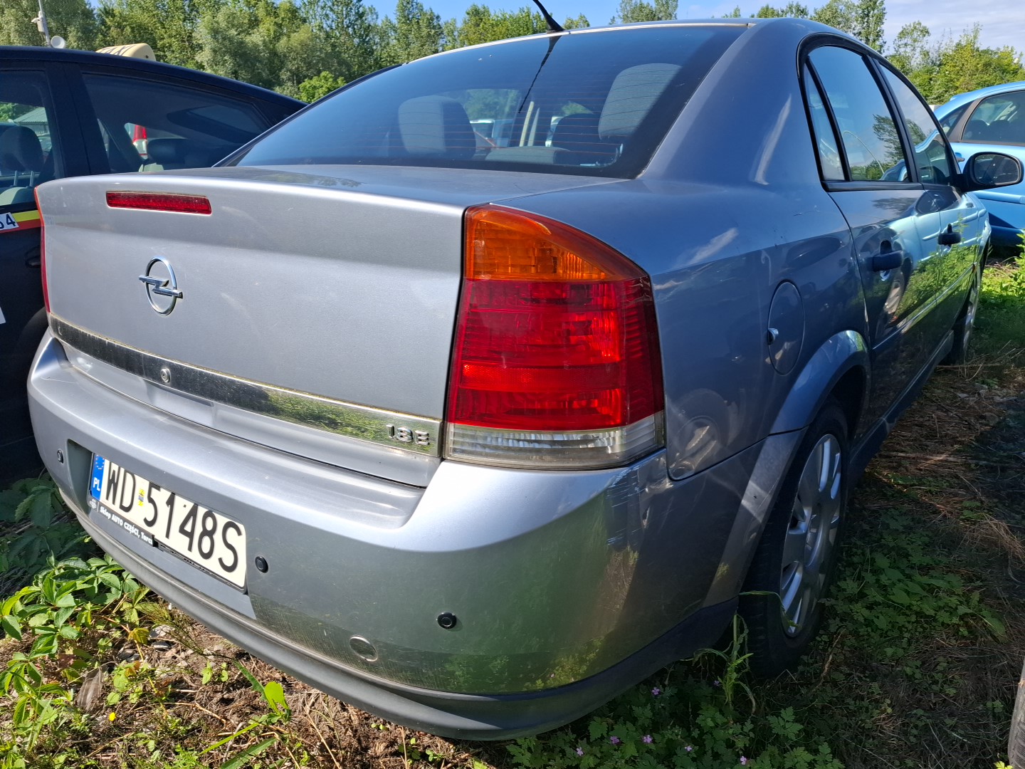 Tył samochodu osobowego koloru srebrnego.