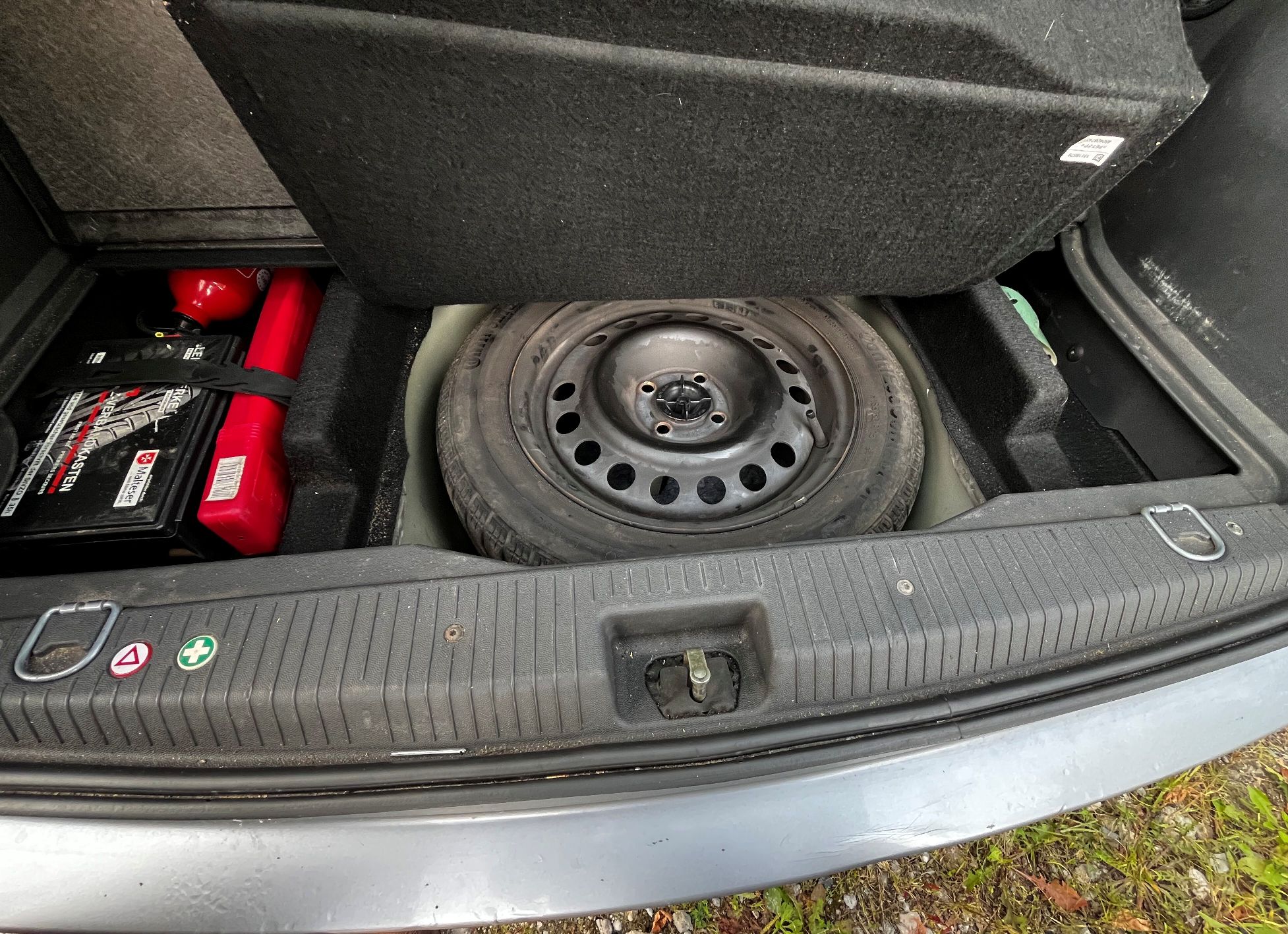 Zdjęcie OPLA MERIVY HATCHBACK widoczne koło zapsasowe pojazdu.