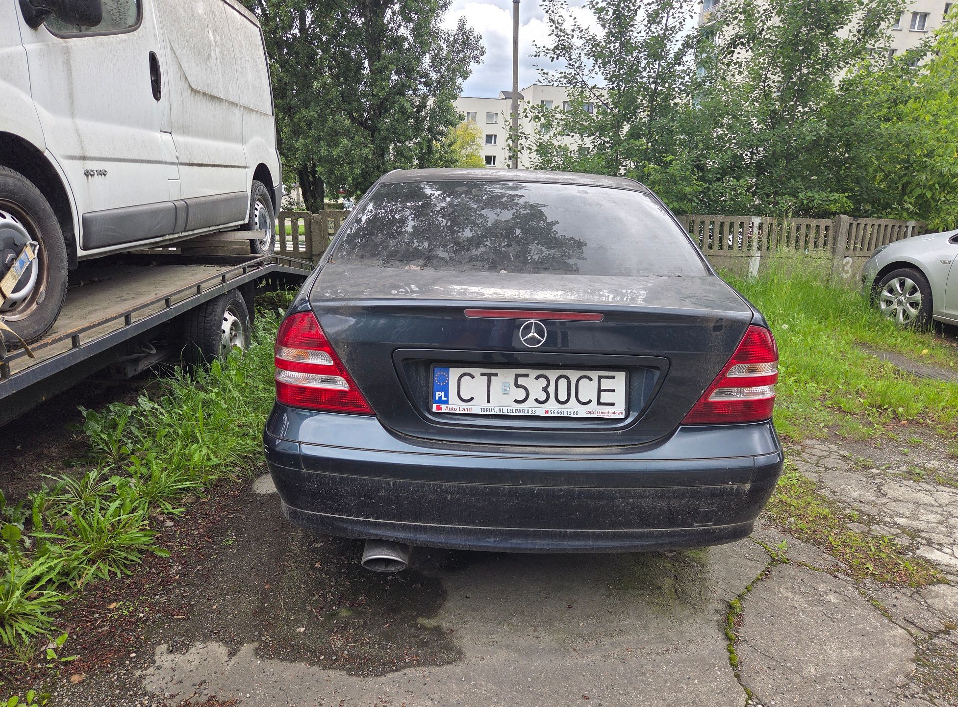 Samochód osobowy marki Mercedes Benz widok tył