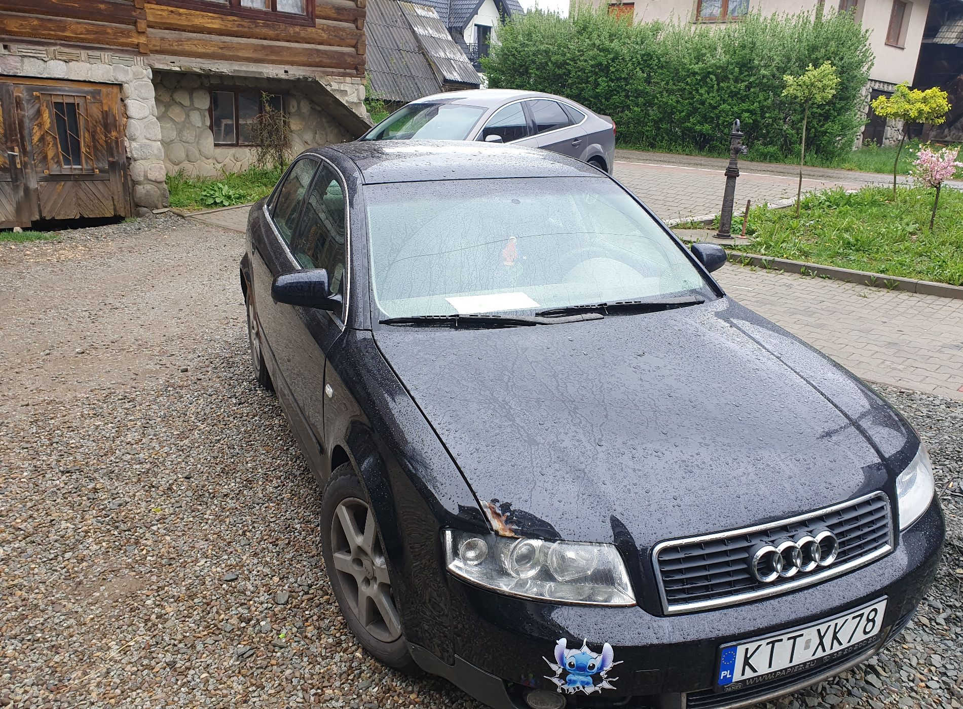 Audi A4 koloru granatowego prawy przód