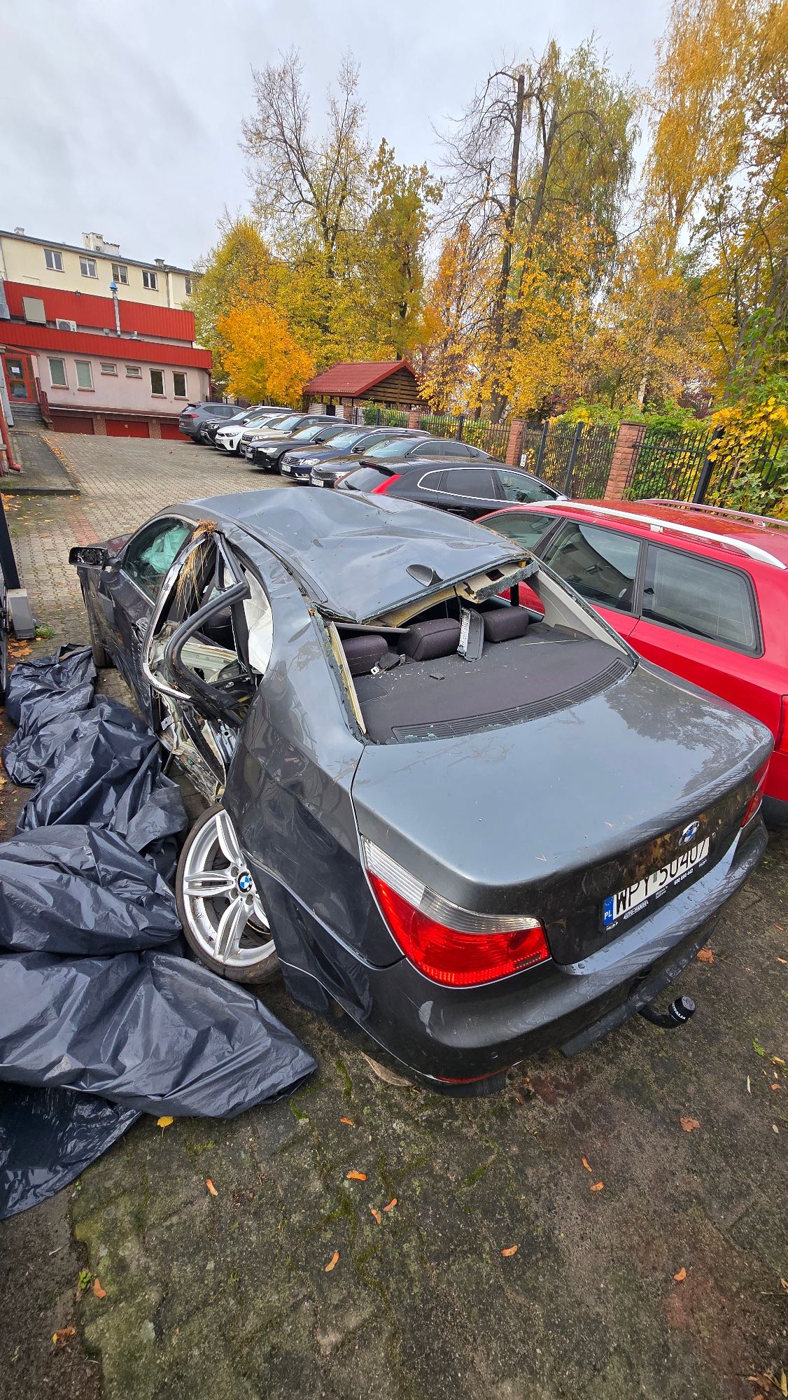 Tył pojazdu. Wgnieciony dach, brak tylnej szyby.