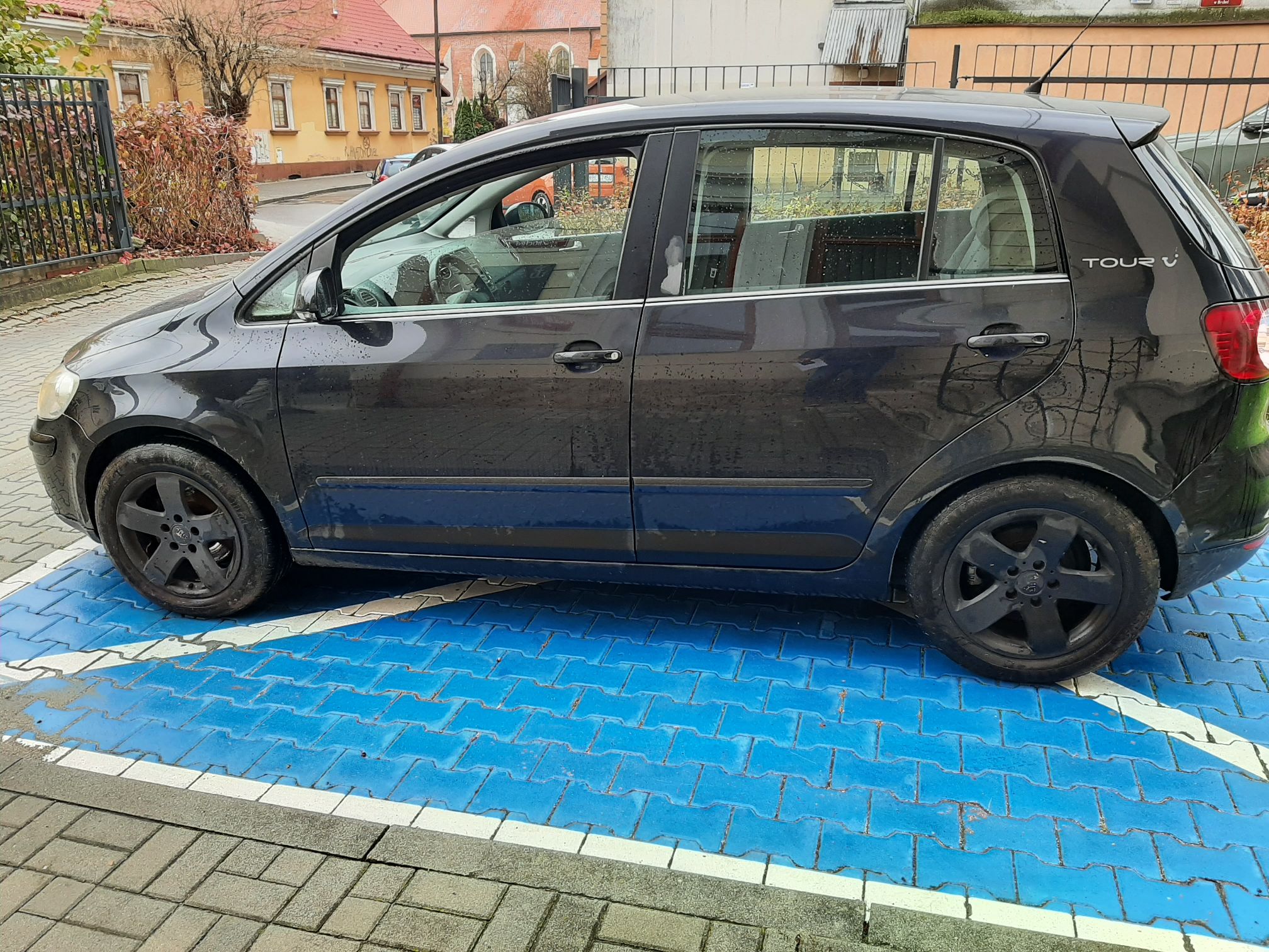 Volkswagen Golf Plus - widok z boku z prawej strony