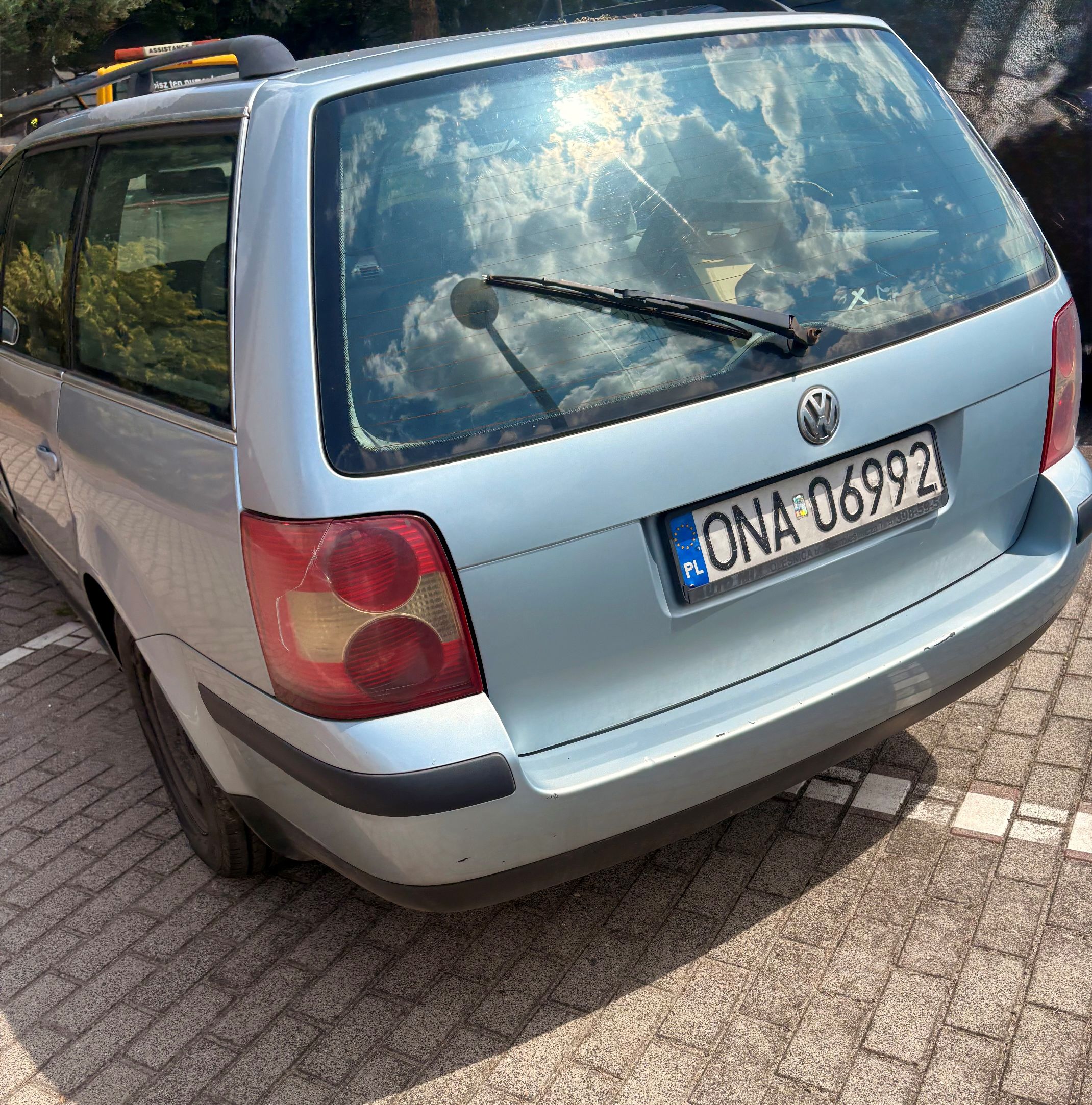 Volkswagen Passat w kolorze srebrnym, widok z tyłu z widoczną tablicą rejestracyjną