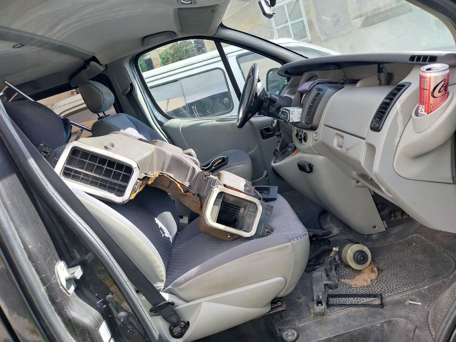 Wnętrze Renault Trafic. Na fotelu zdemontowany korpus nagrzewnicy.