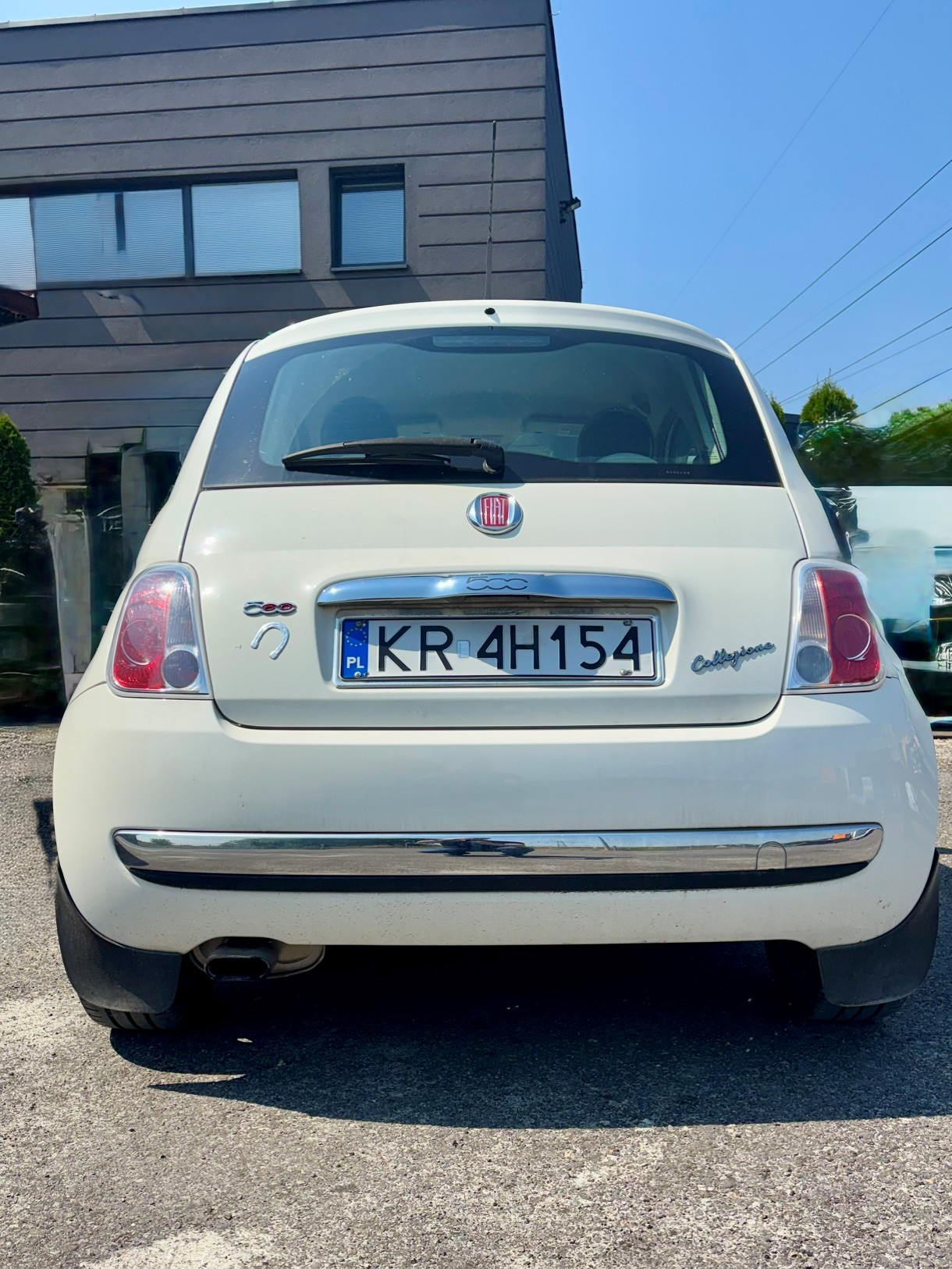 tył samochodu osobowego fiat 500 w kolorze białym