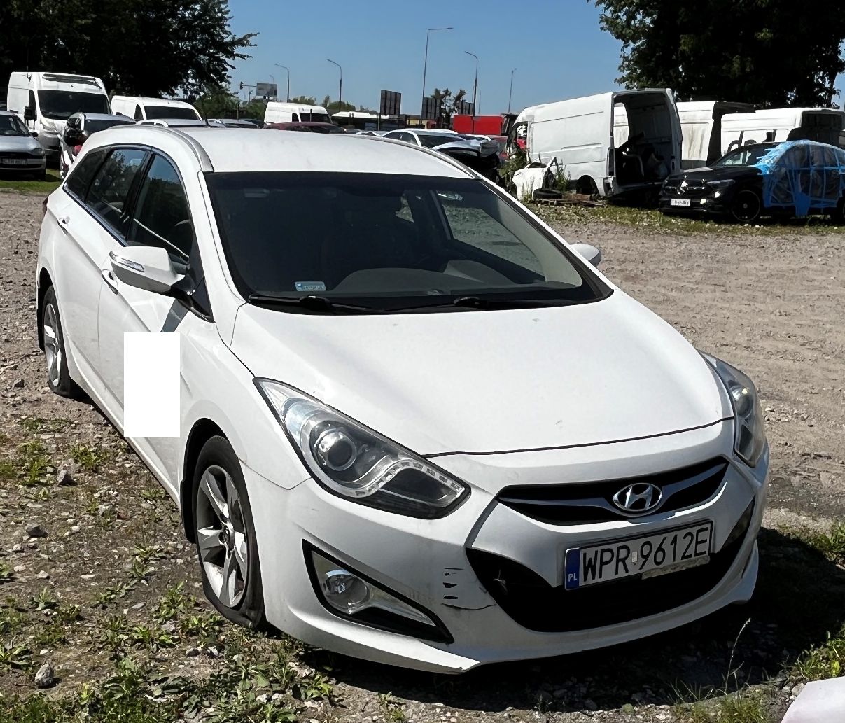 biały Hyundai widok auta z przodu