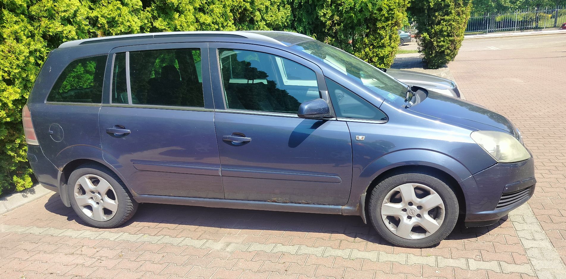 Zdjęcie lewej strony samochodu Opel Zafira koloru granatowego