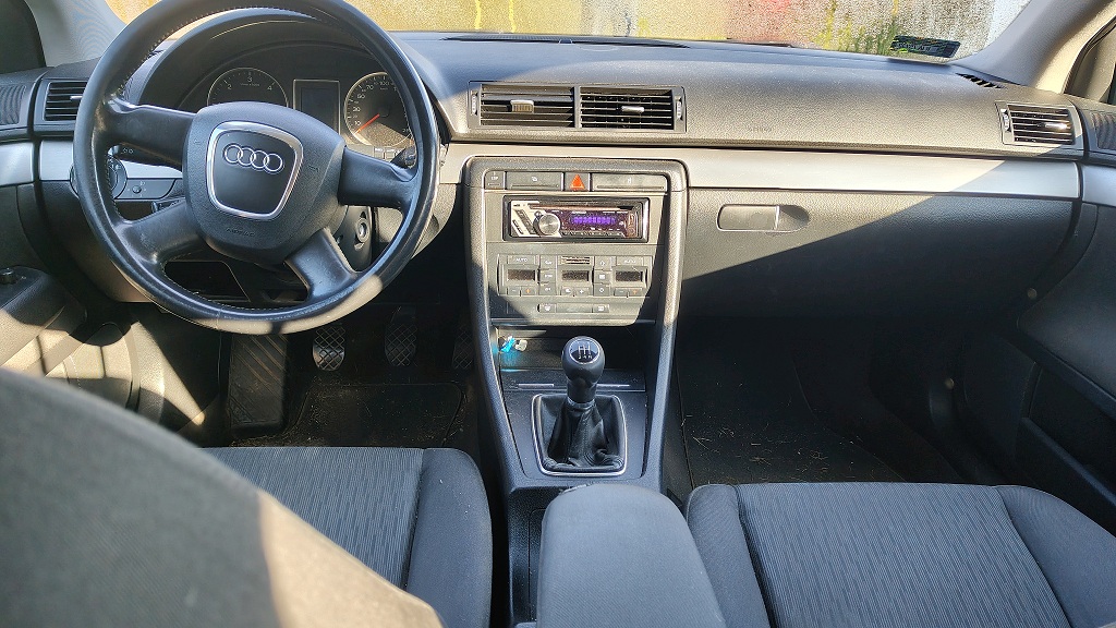 Deska rozdzielcza pojazdu Audi A4 z radiem.