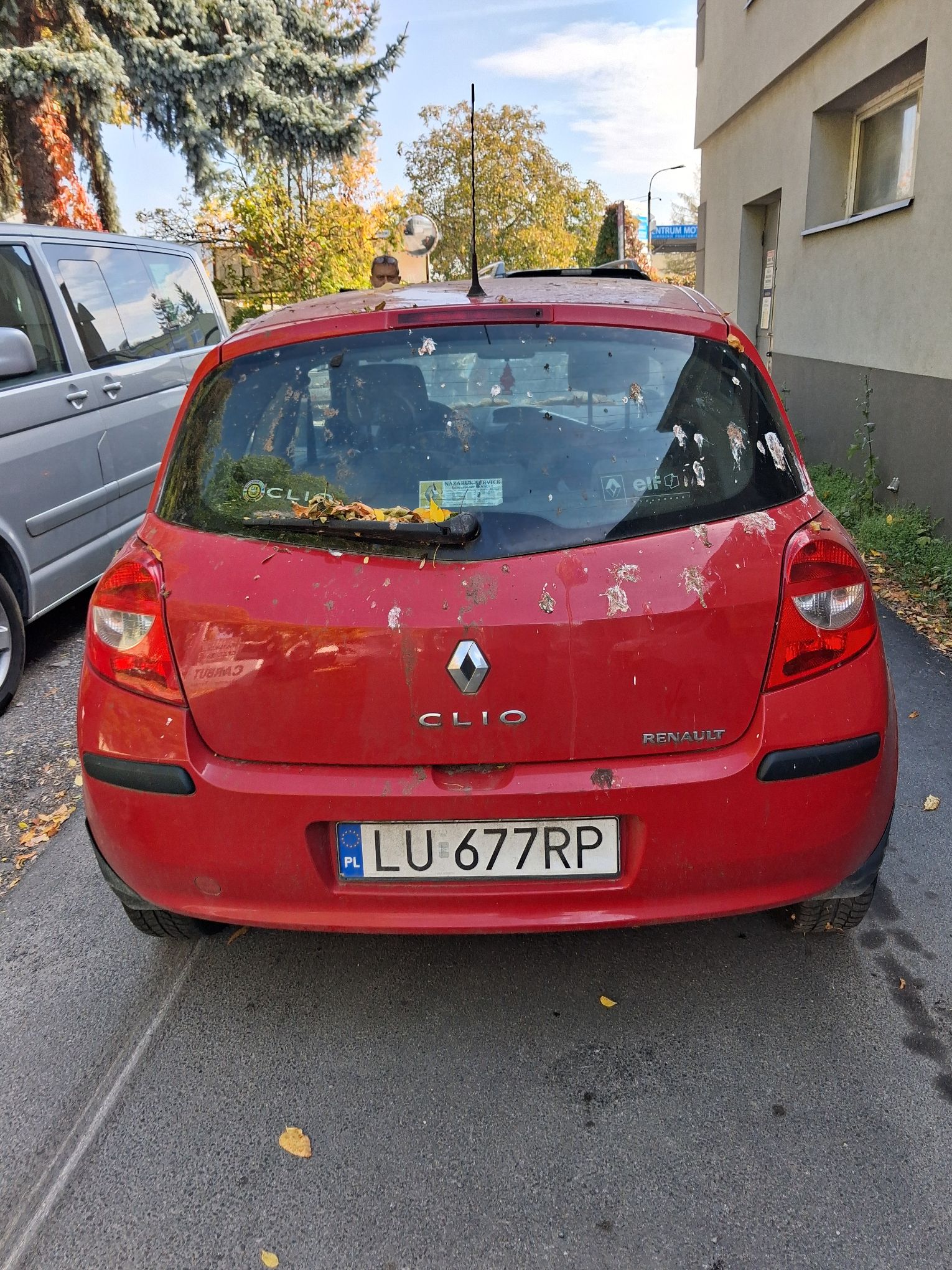 Zdjęcie tyłu pojazdu.