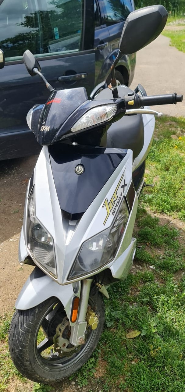 Skuter marki SYM model Jet X Sport w kolorze szarym z czarnymi elementami