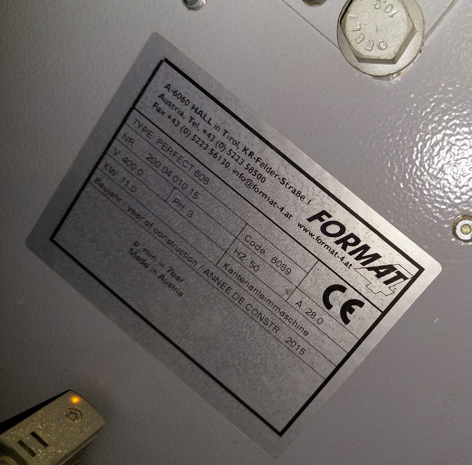 Tabliczka znamionowa zawierająca informacje o głównych danych urządzenia, MOC 11 KW, kraj pochodzenia Austria, rok 2015.