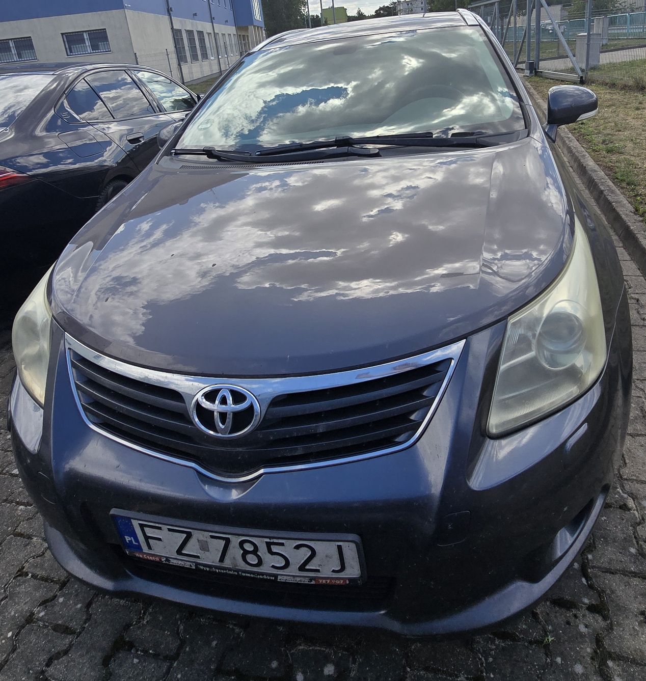 Przód grafitowej Toyoty Avensis bez widocznych uszkodzeń