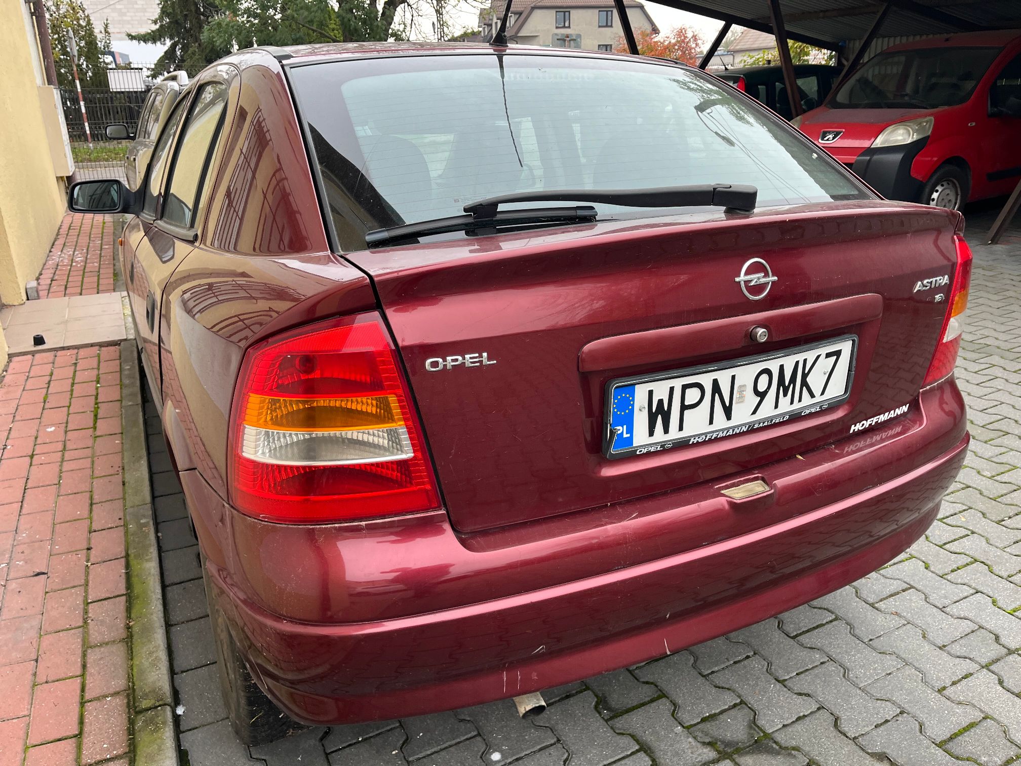 Tylny zderzak porysowany, odpryski powłoki lakierniczej.
