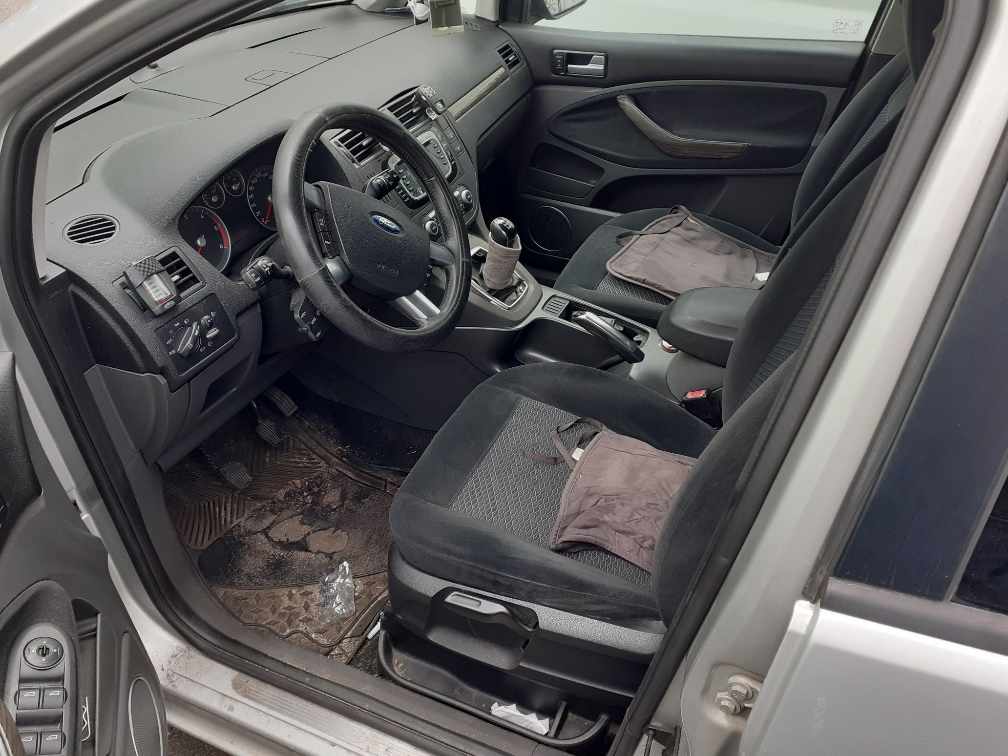 Ford C-Max koloru srebrnego, wnętrze