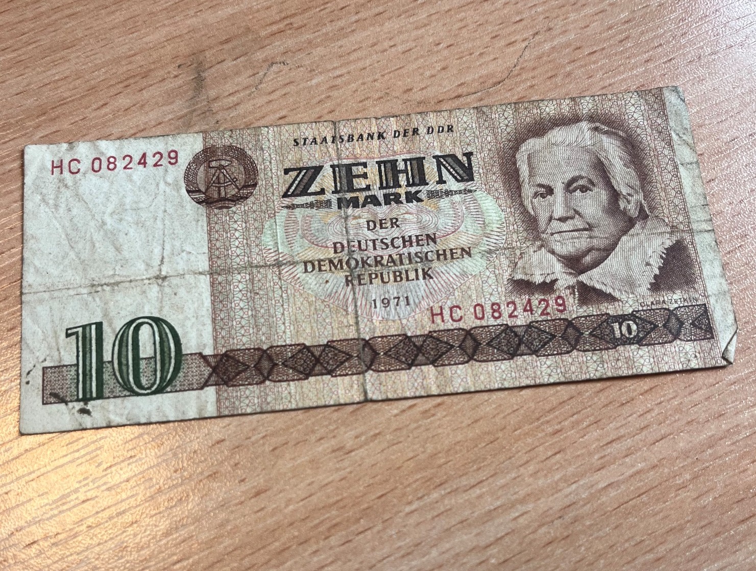 Banknot o nominale 10 marek NRD z 1971 roku, widoczne ślady użytkowania.