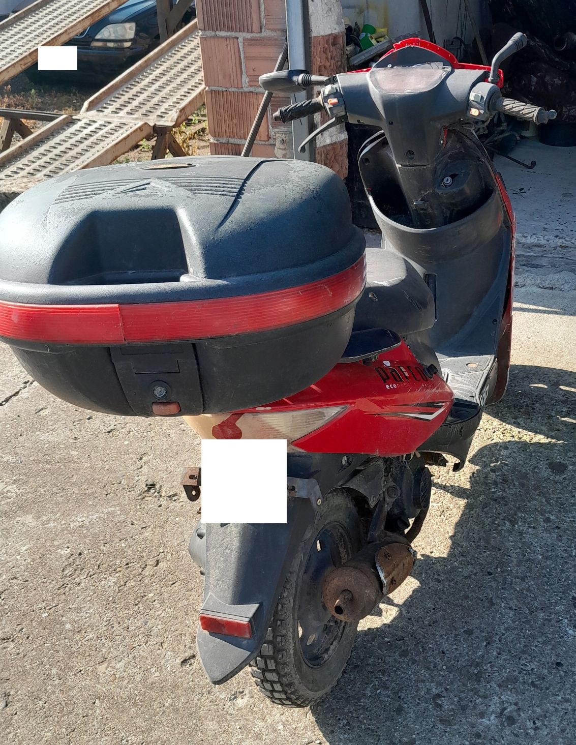 Motorower Zipp, widziany od tyłu prawa strona pojazdu