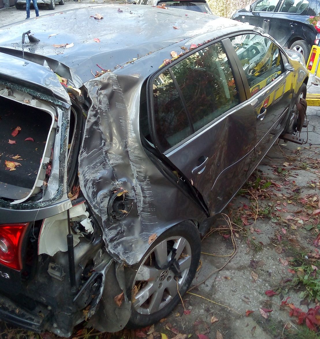 Samochód osobowy VW Golf koloru stalowego widziany z prawego boku. Uszkodzony