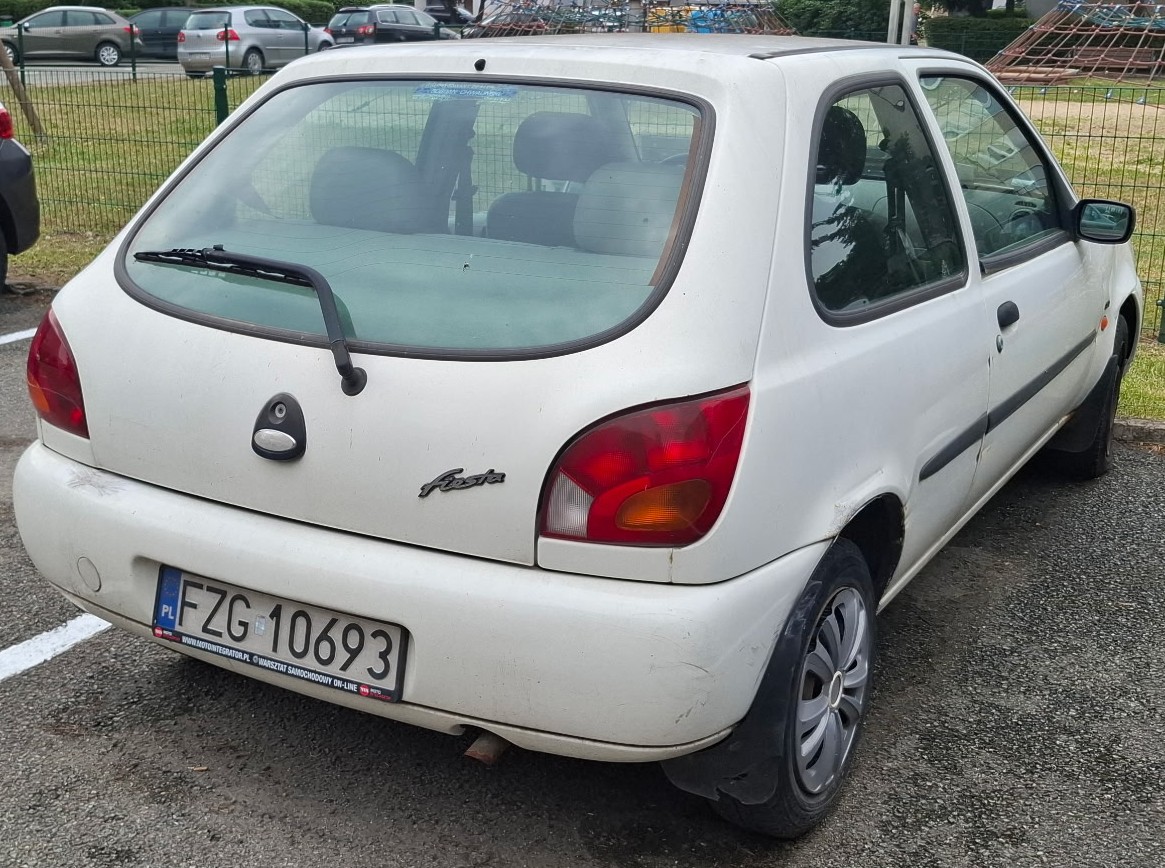 Biały Ford Fiesta, widok z tyłu i prawego boku.
