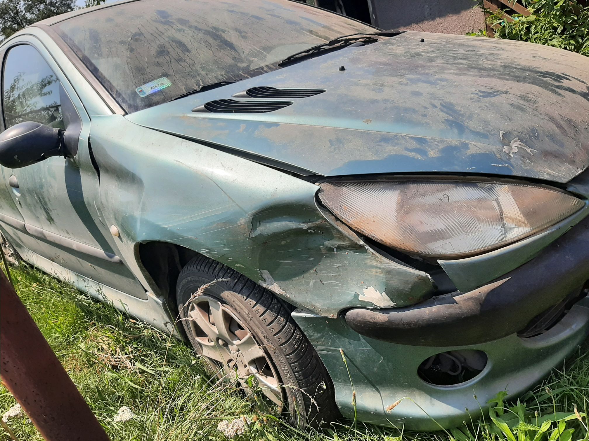 Prawy bok samochodu osobowego Peugeot 206