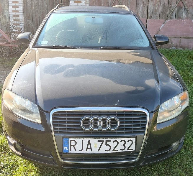 Samochód Audi A4 w kolorze czarnym widoczny od przodu.