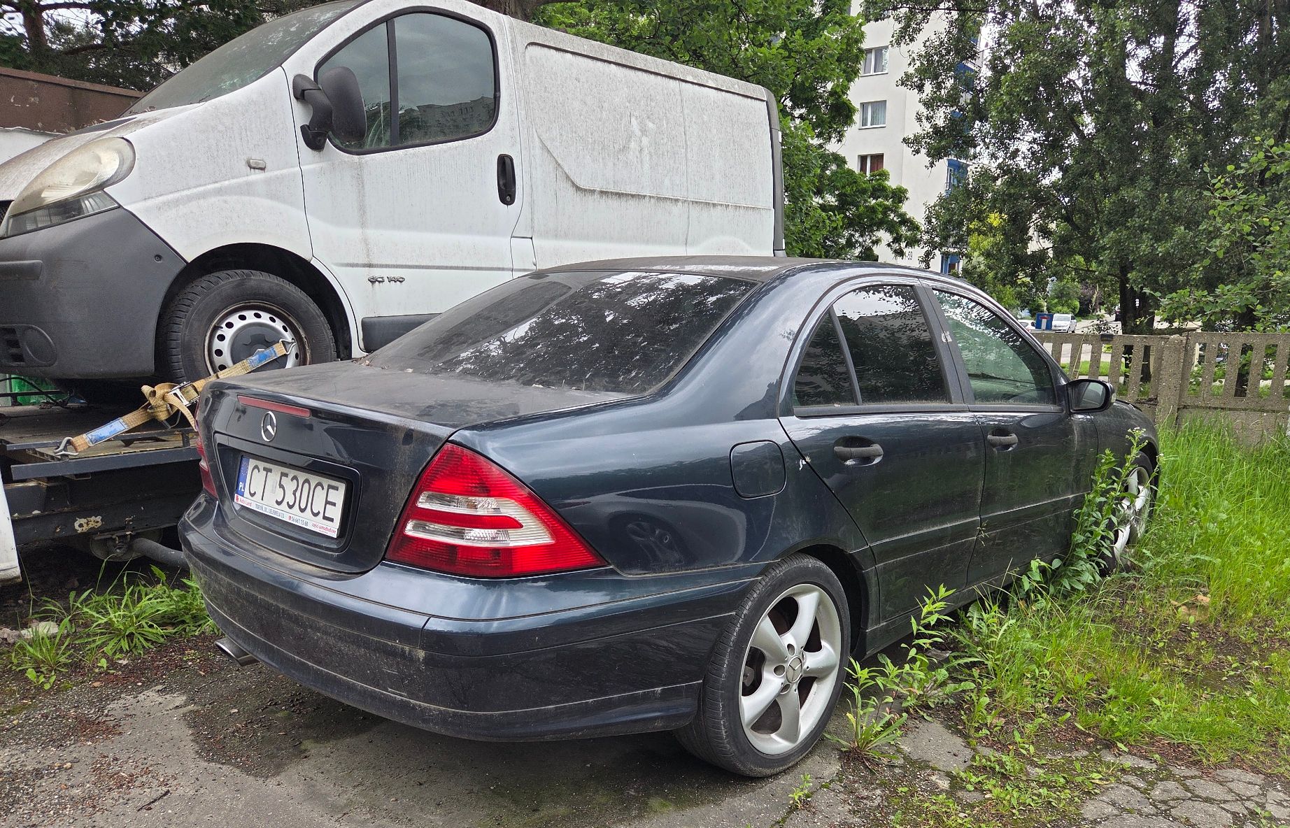Samochód osobowy marki Mercedes Benz widok prawy bok
