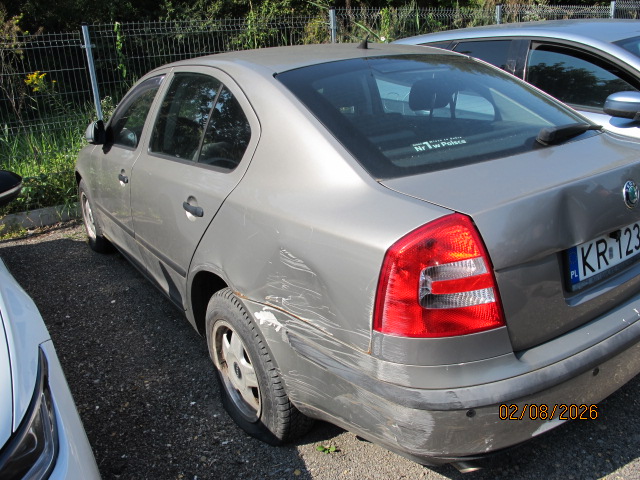 Zdjęcie przedstawia lewy bok pojazdu Skoda Octavia.