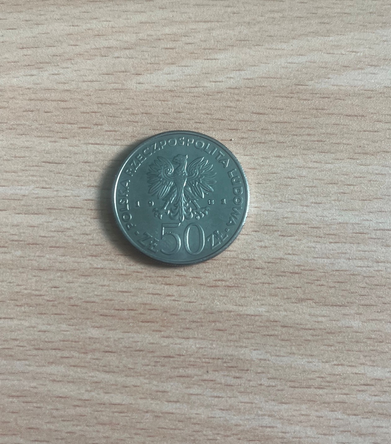 Powtórzenie awersu monety 50 zł z 1981 roku z okresu PRL.