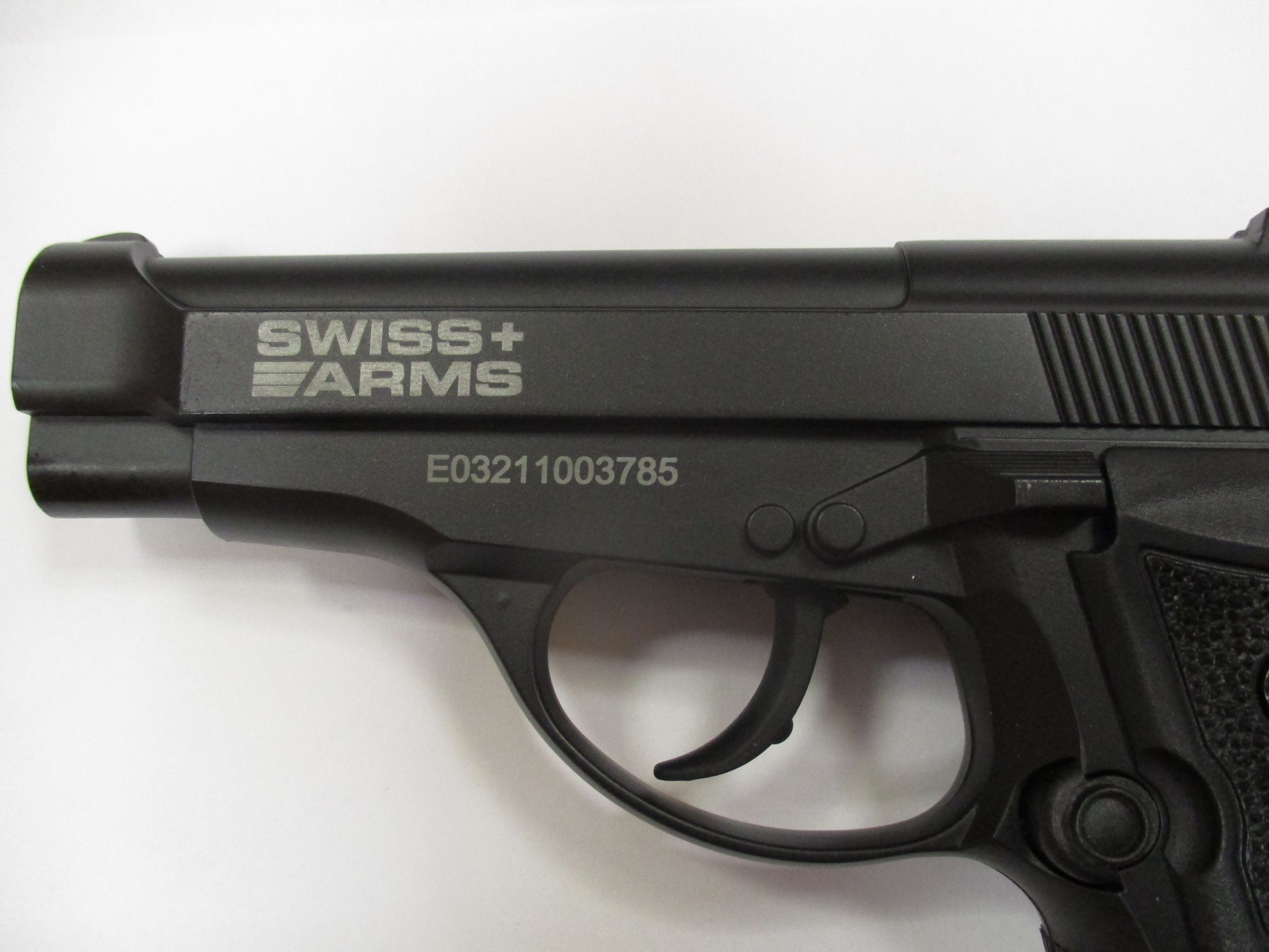 Zbliżenie na zamek wiatrówki, widoczny napis Swiss+Arms oraz umieszczony poniżej unikalny numer seryjny E03211003785