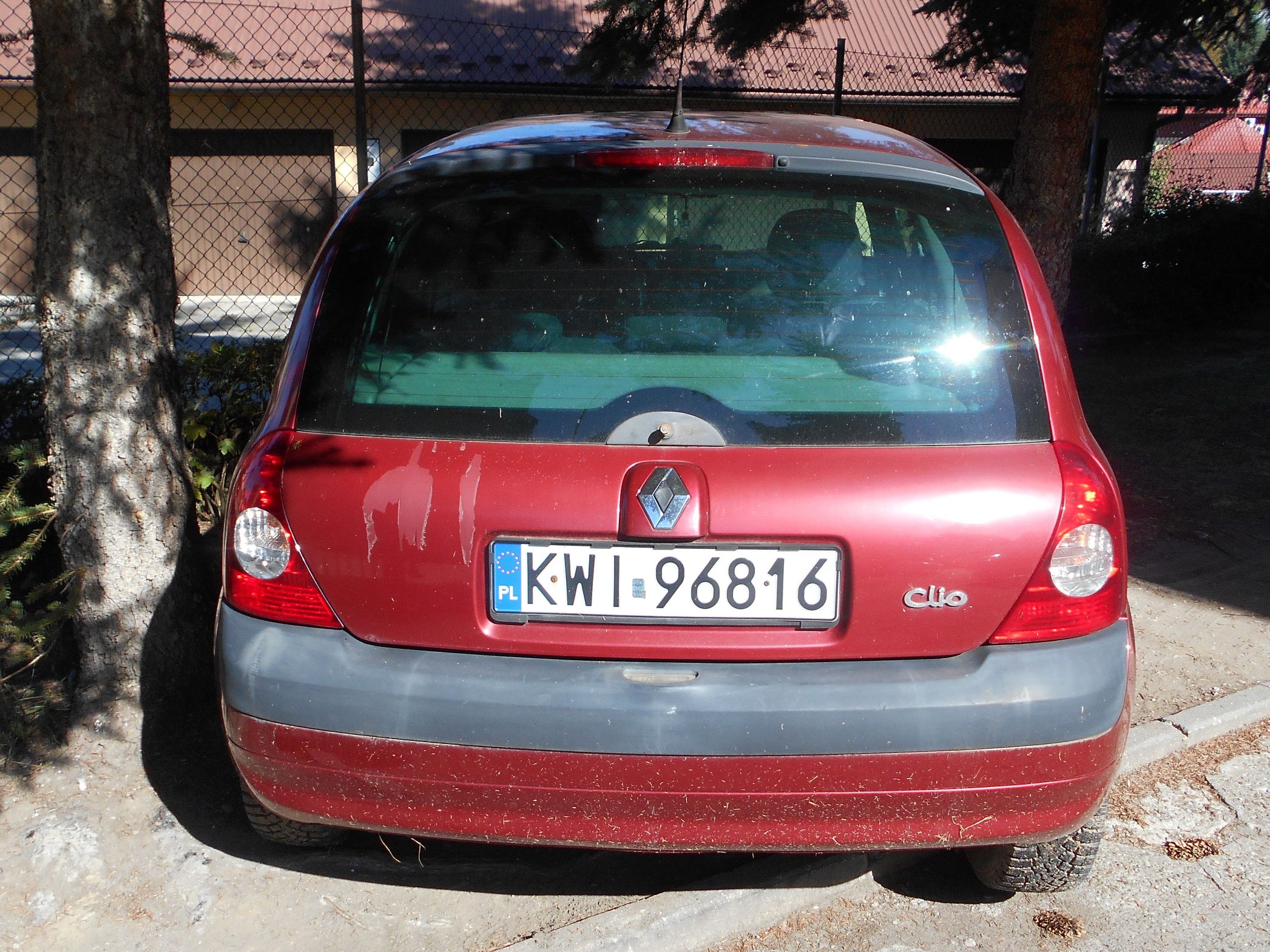 Tył czerwonego samochodu marki Renault Clio.
