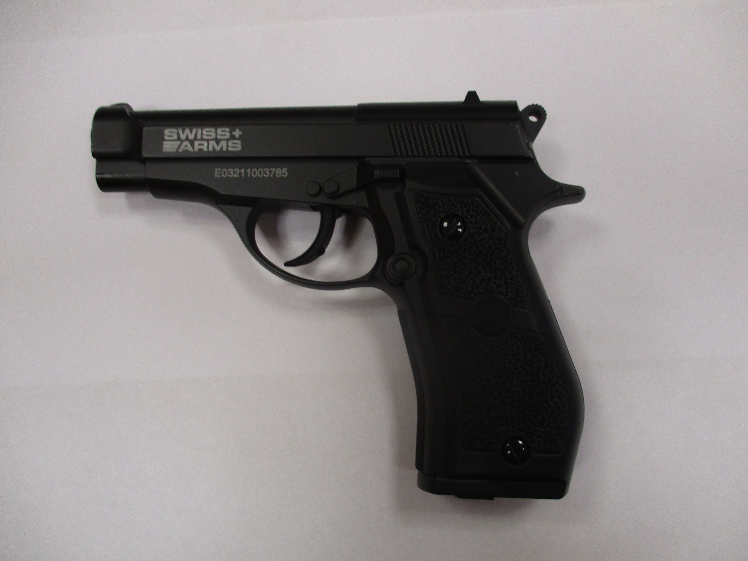 Pistolet pneumatyczny Swiss+Arms o czarnym matowym wykończeniu, konstrukcja z profilowaną ergonomiczną rękojeścią.
