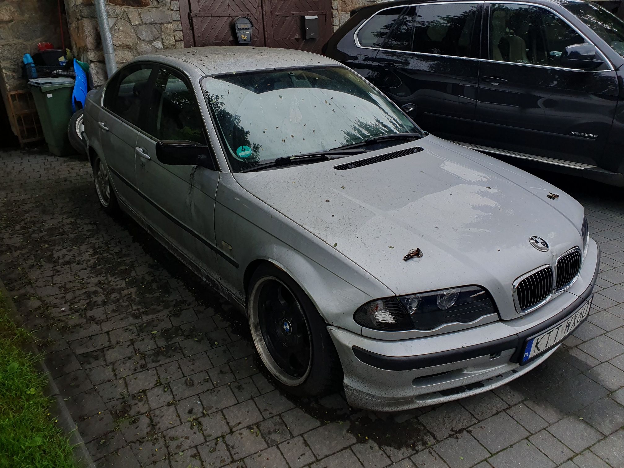 BMW 323i koloru srebrnego prawy przód