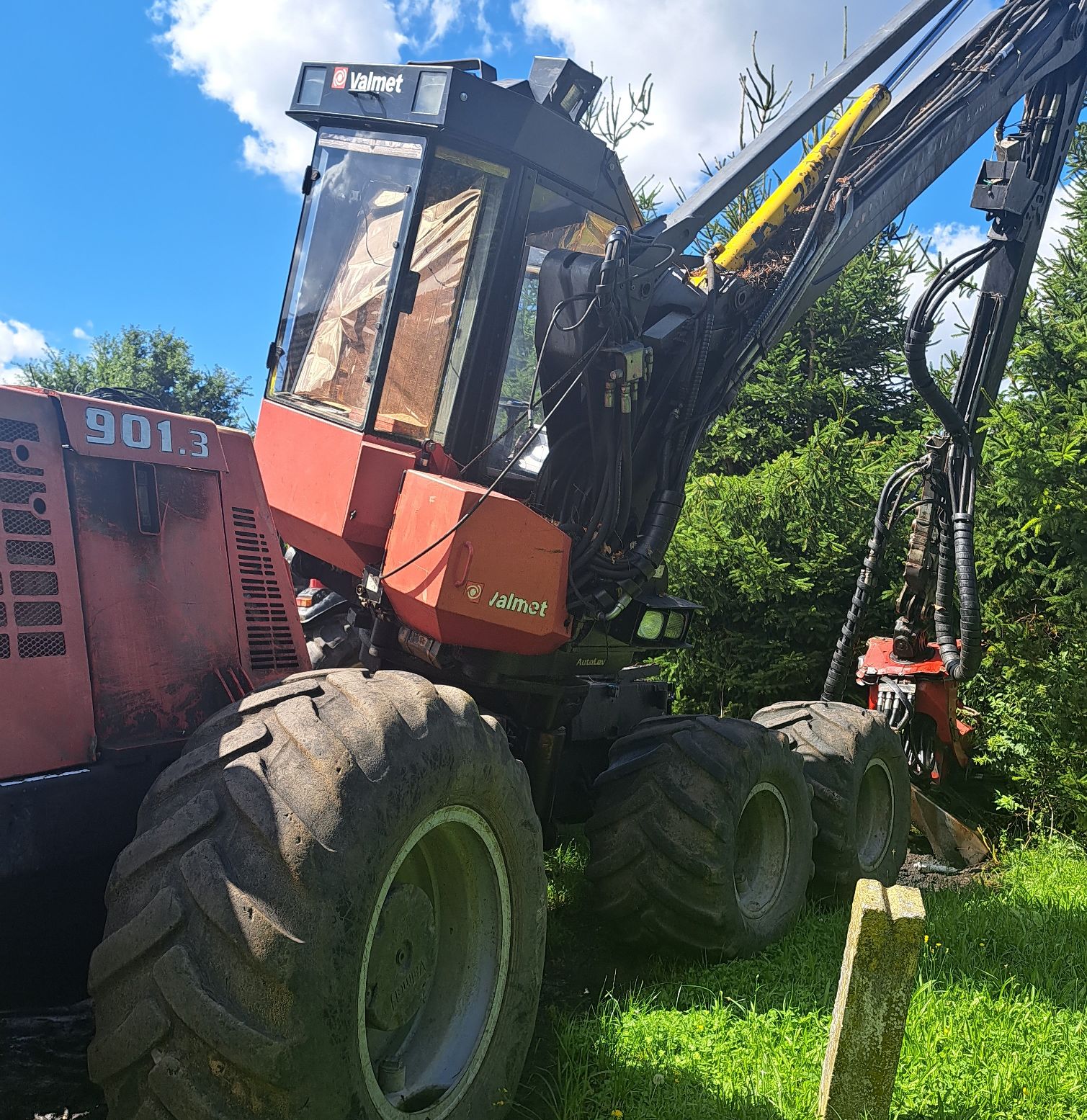 Maszyna leśna Harwester Valmet typ 901 koloru czerwonego