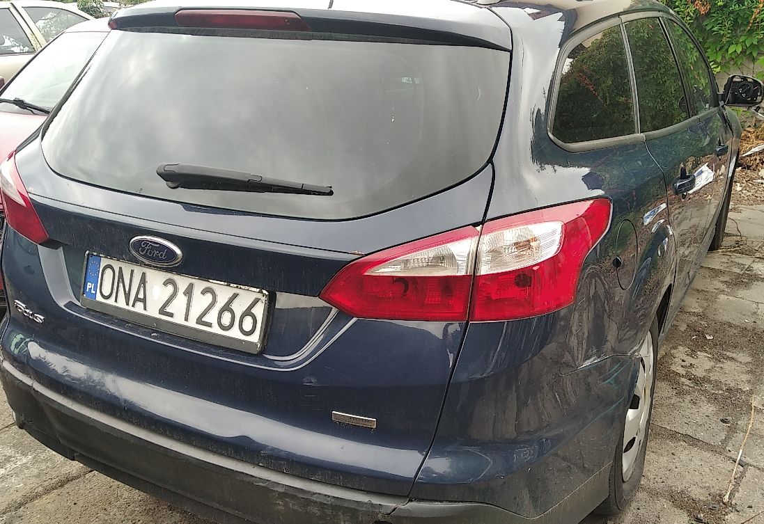 Widok tułu samochodu od strony prawej z widocznym uszkodzonym błotnikiek i zderzakiem