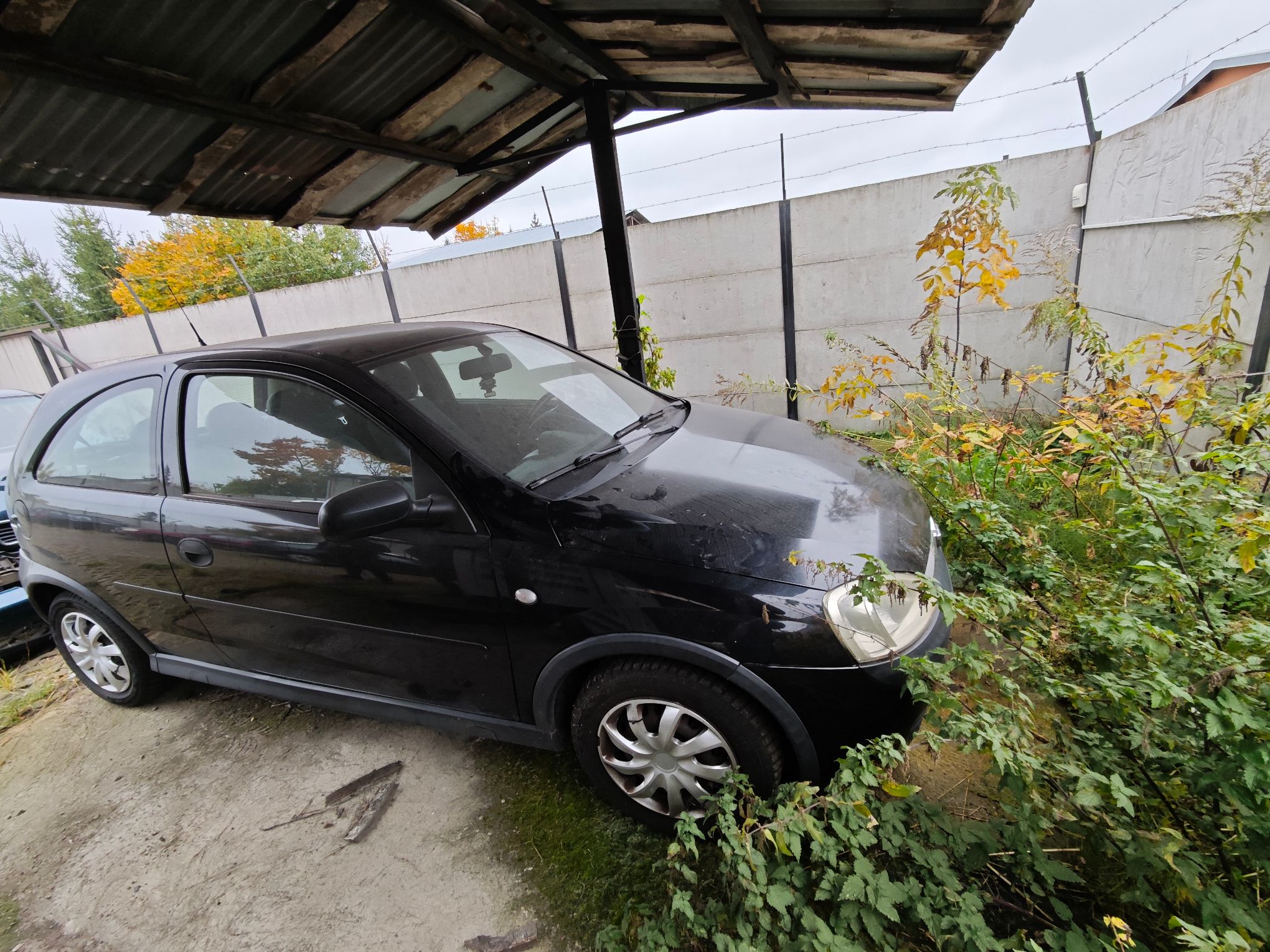 Trzydrzwiowy hatchback Opel Corsa C w kolorze czarnym, prawa strona pojazdu