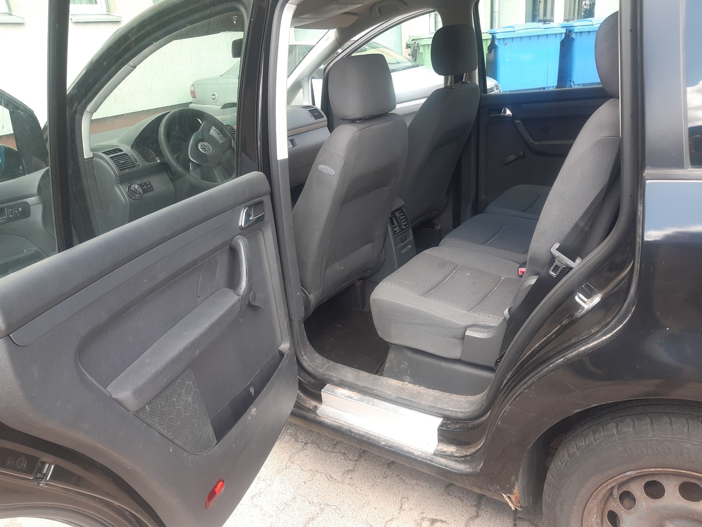 Drugi rząd siedzeń i wnętrze Volkswagena Touran