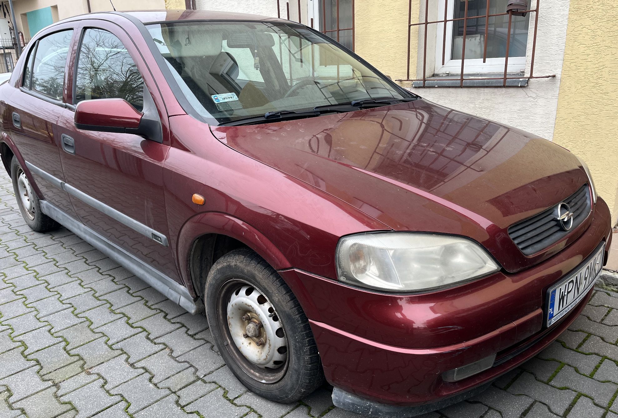 Klosz przedniego prawego reflektora matowy.