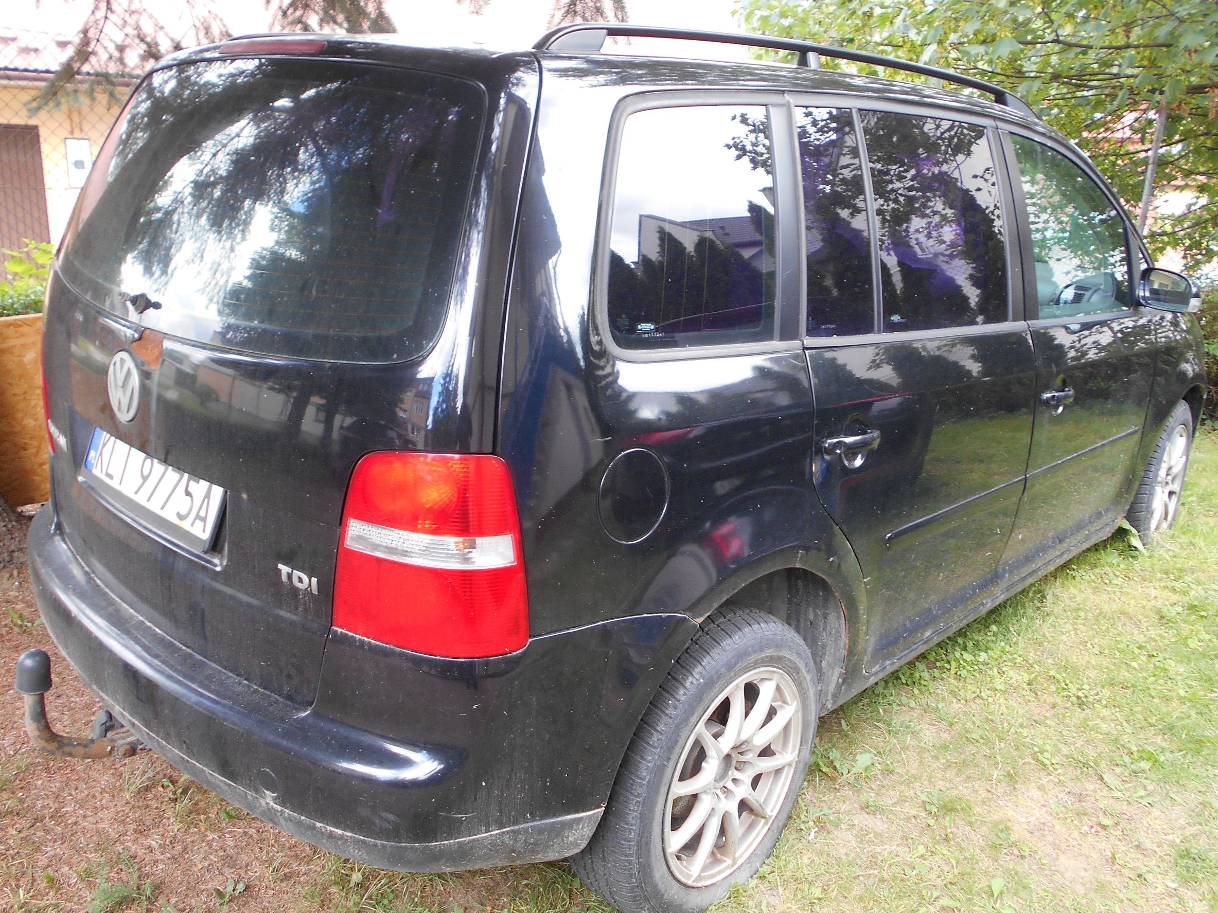 Czarny samochód Volkswagen TDI z przyciemnianymi szybami