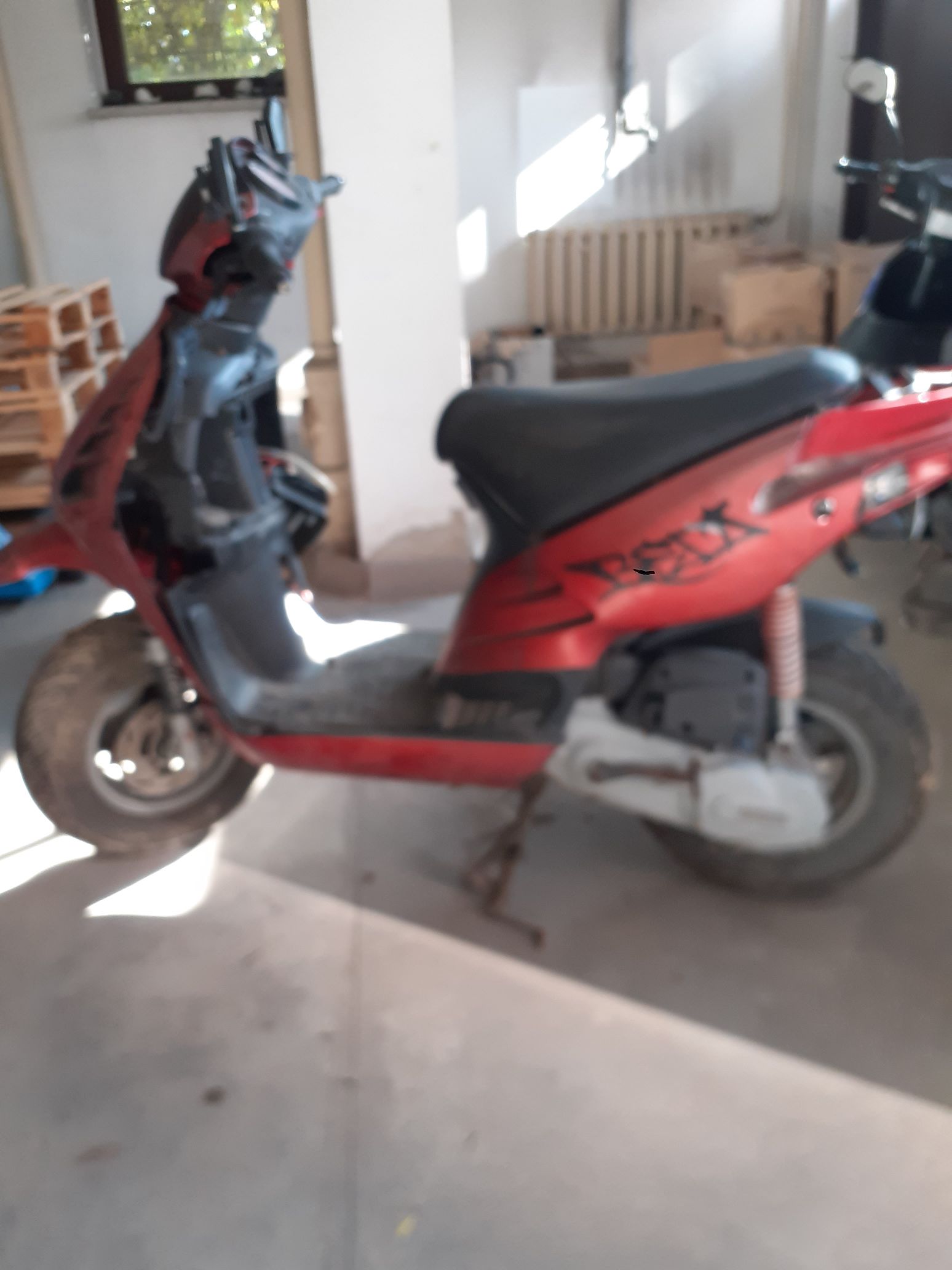 Skuter widziany z lewej strony