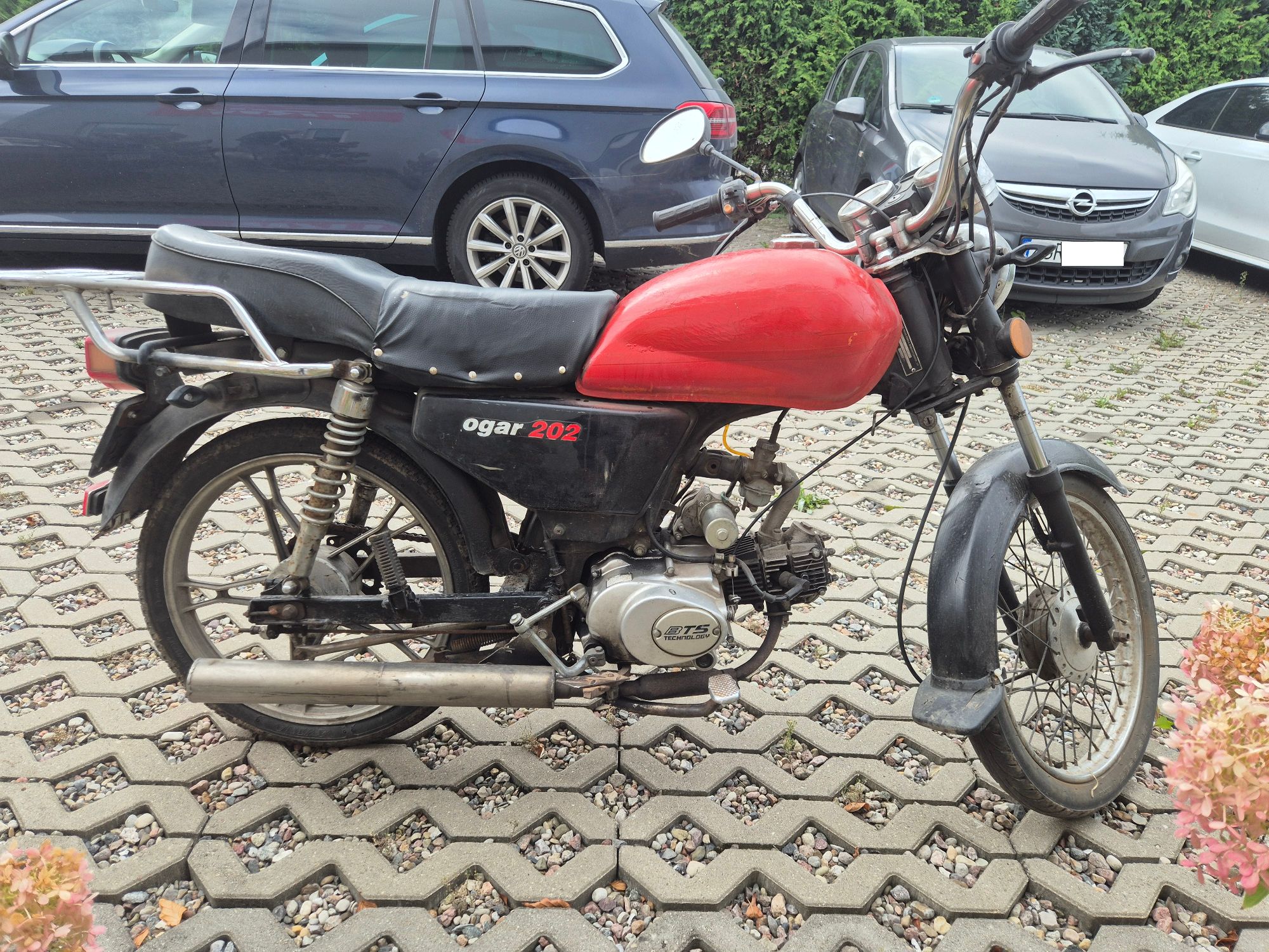 Motorower z prawej strony. Widoczne ślady naprawy obicia siedziska i zużycia lakieru.