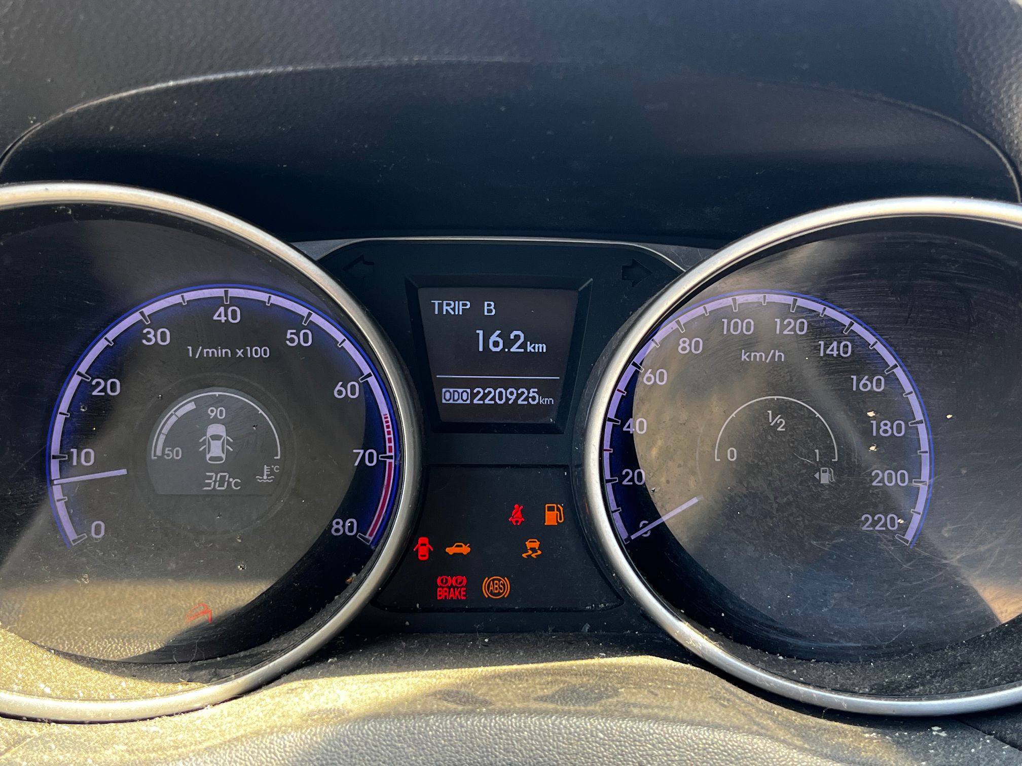 Zestaw wskaźników samochodu z przebiegiem 220 925 km