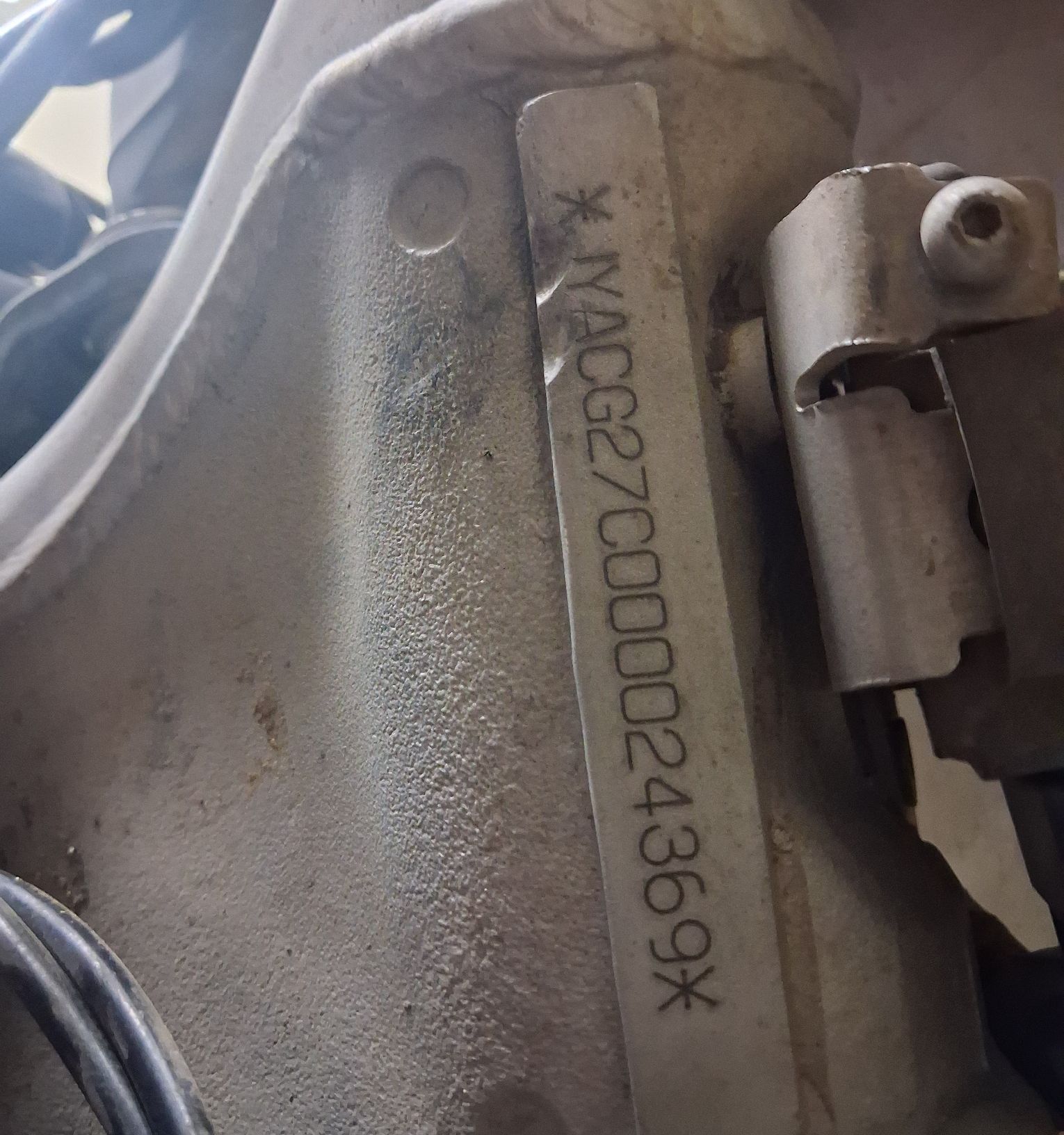 Główka aluminiowej ramy motocyklowej z widocznym numerem VIN