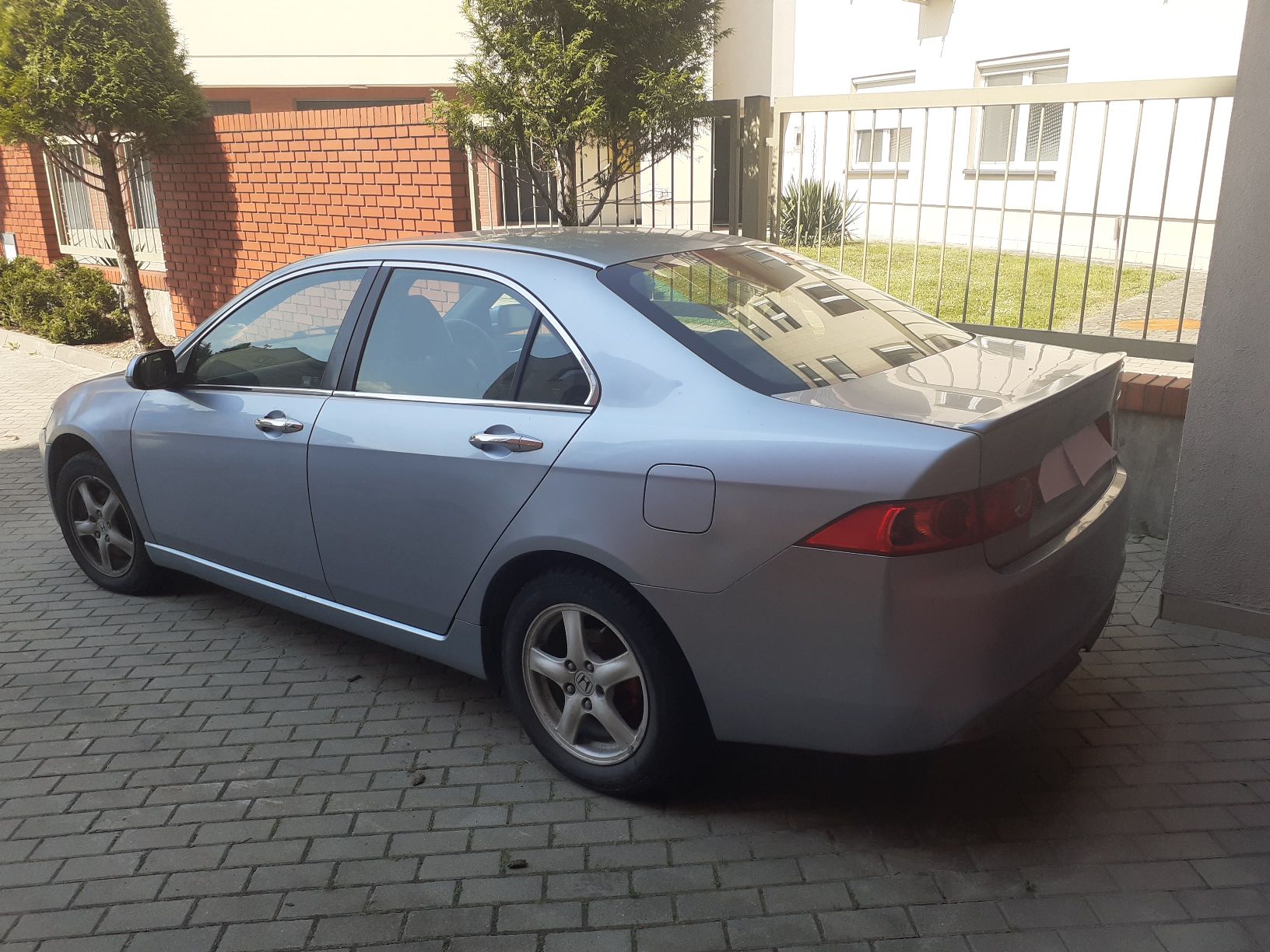 Honda Accord widziana od strony lewego tyłu