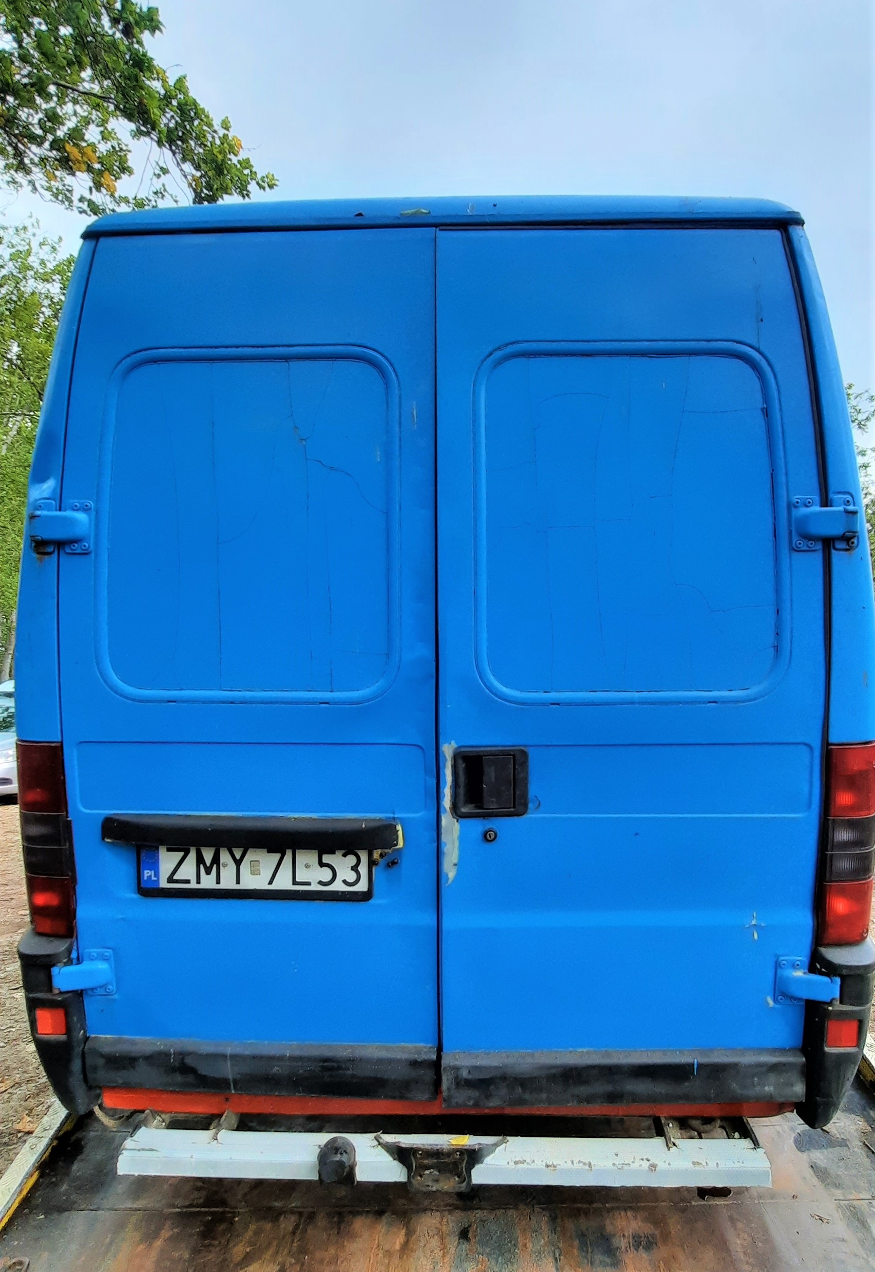 Tył pojazdu, widoczne pęknięcia lakieru.